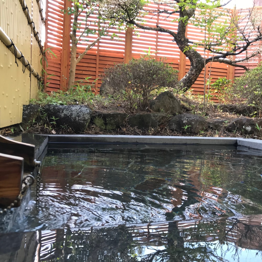 【附有露天浴池的客房】 和泉唯一附有露天浴池的客房。