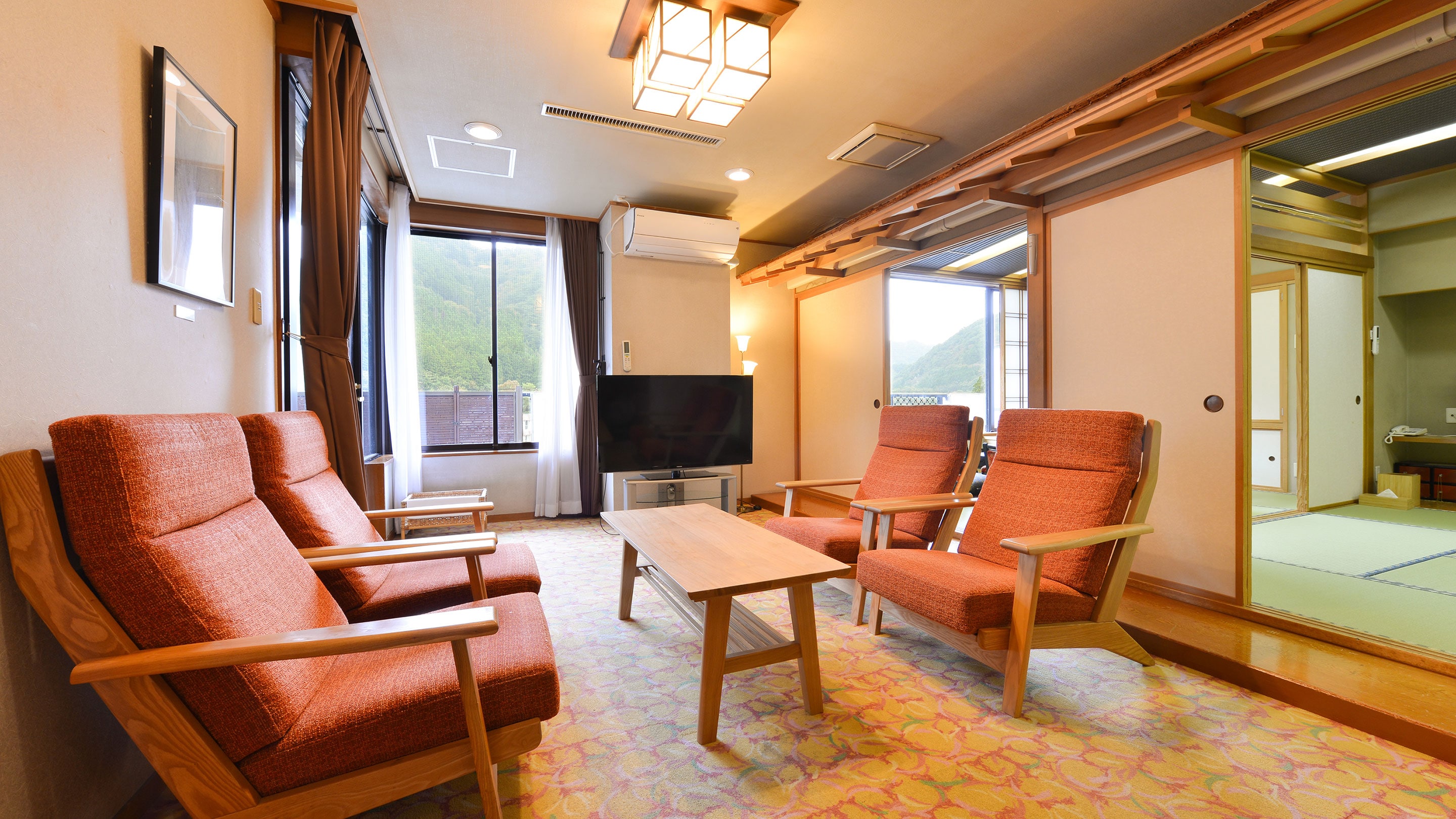 Phòng Suite kiểu Nhật-Tây 2 giường có bồn tắm lộ thiên (Phoenix)