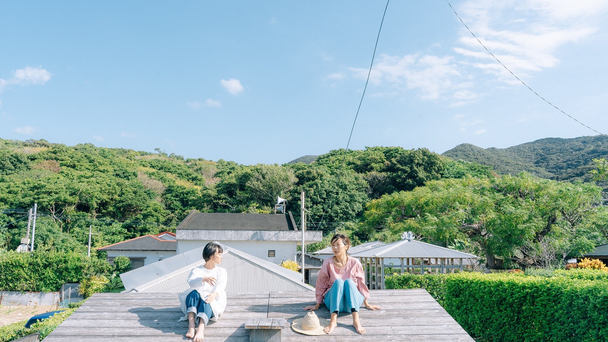 ＜Ocean View Roof Inn＞ Exterior: Relax on the inn's distinctive roof while gazing at the ocean