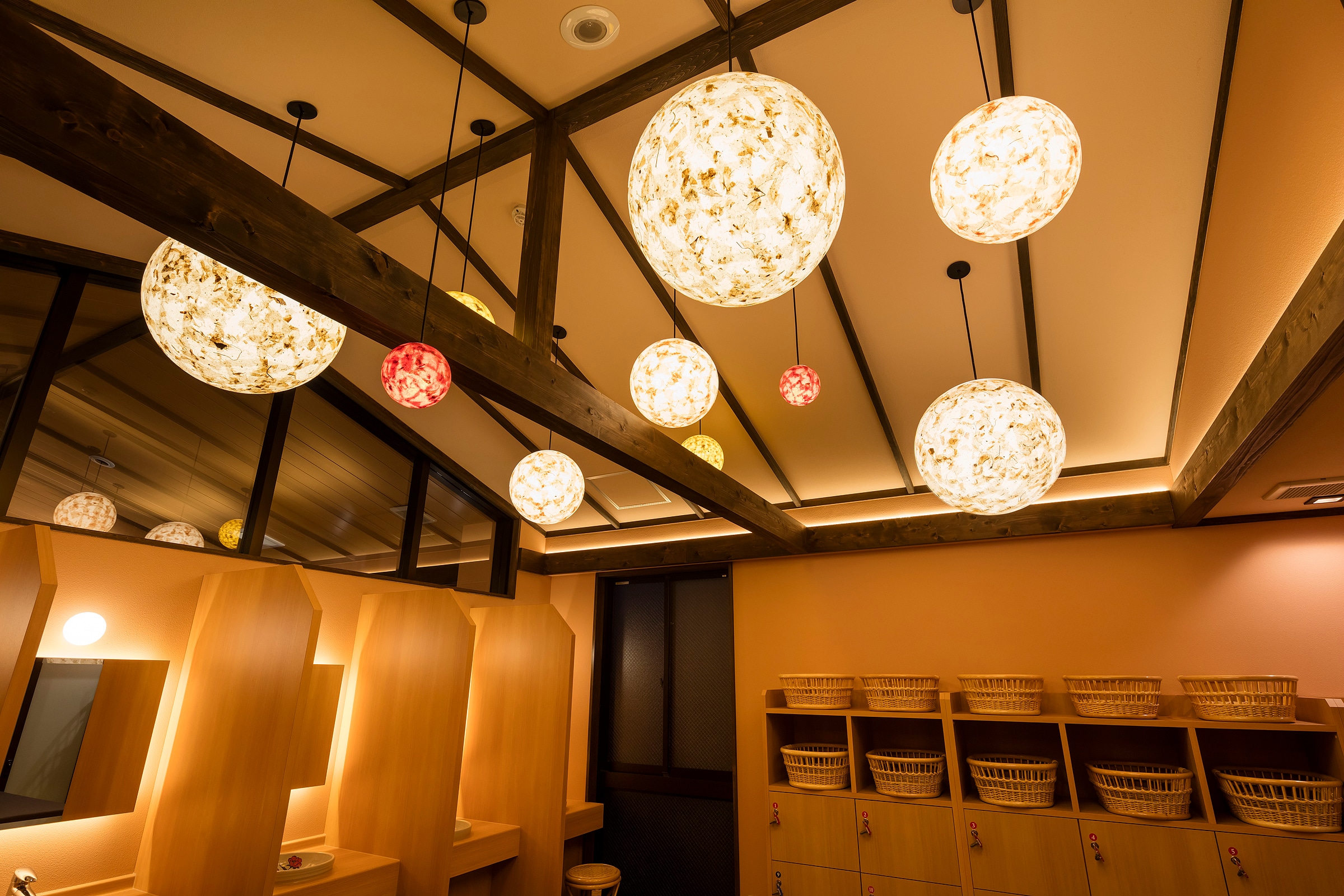Bồn tắm lớn tại Nagahama Taiko Onsen. Ảnh của Yasunori Shimomura