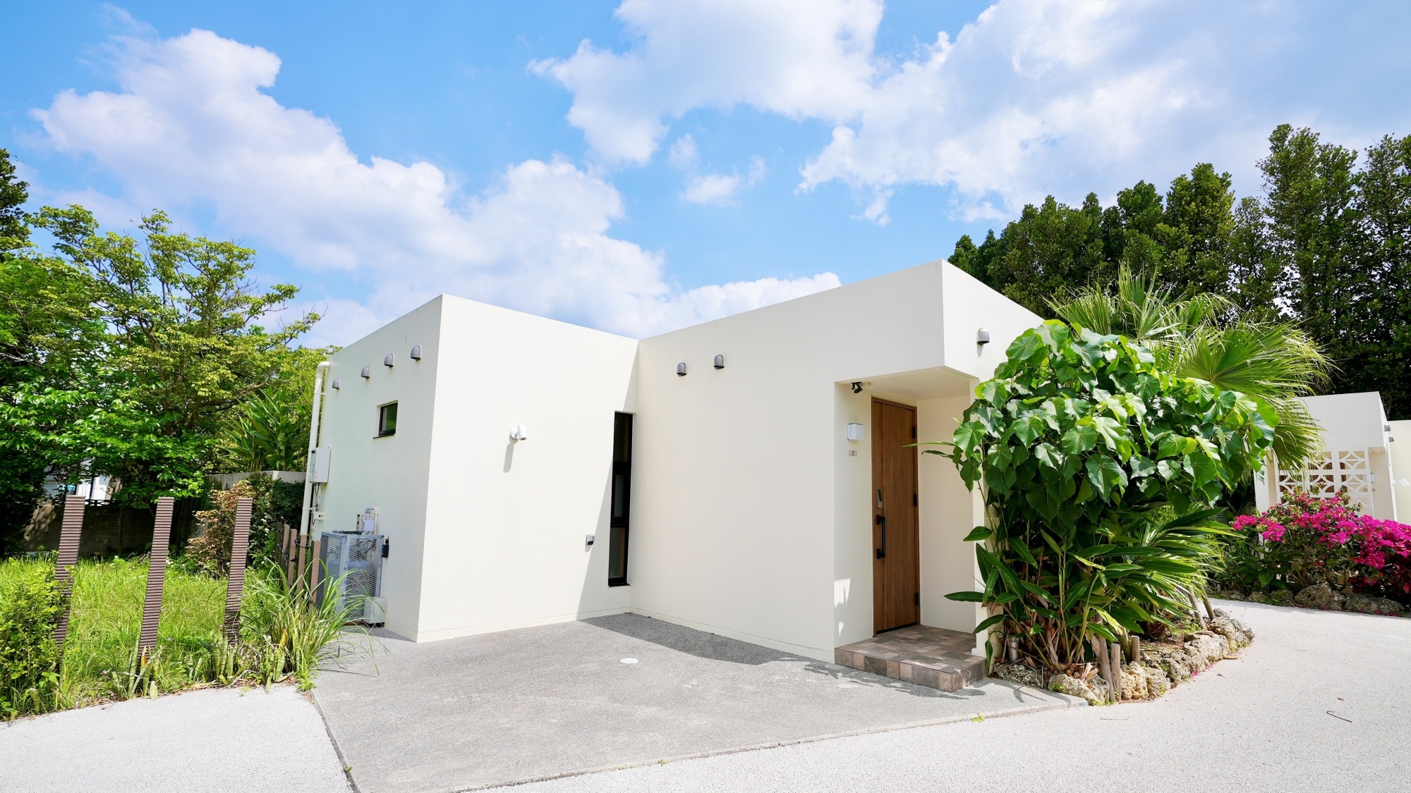 *[Guest room exterior (Building C)] This building is filled with a sense of privacy, making you feel as if you are in a villa.