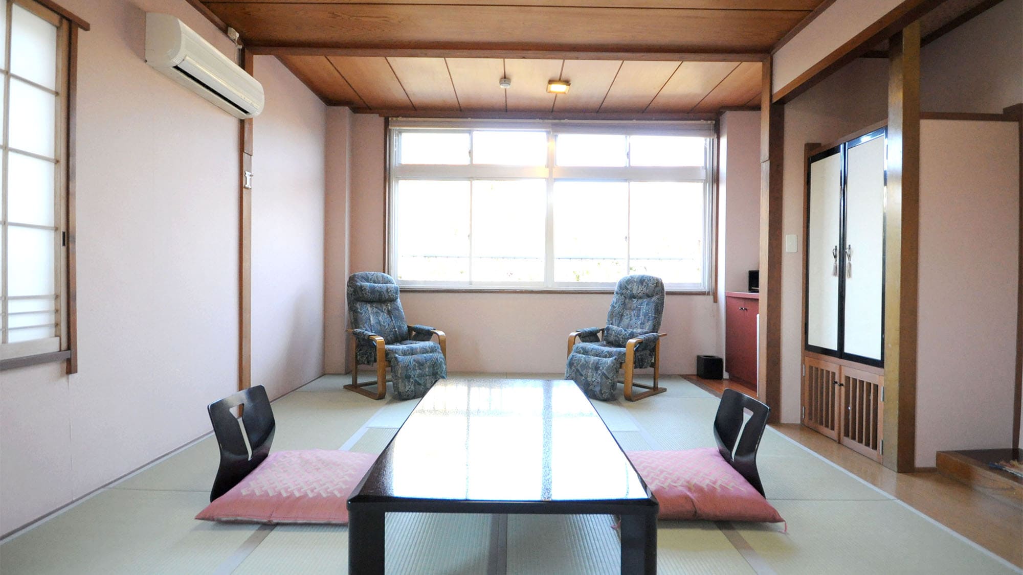 ・ Relax in the tatami space. Clean Japanese-style general guest room