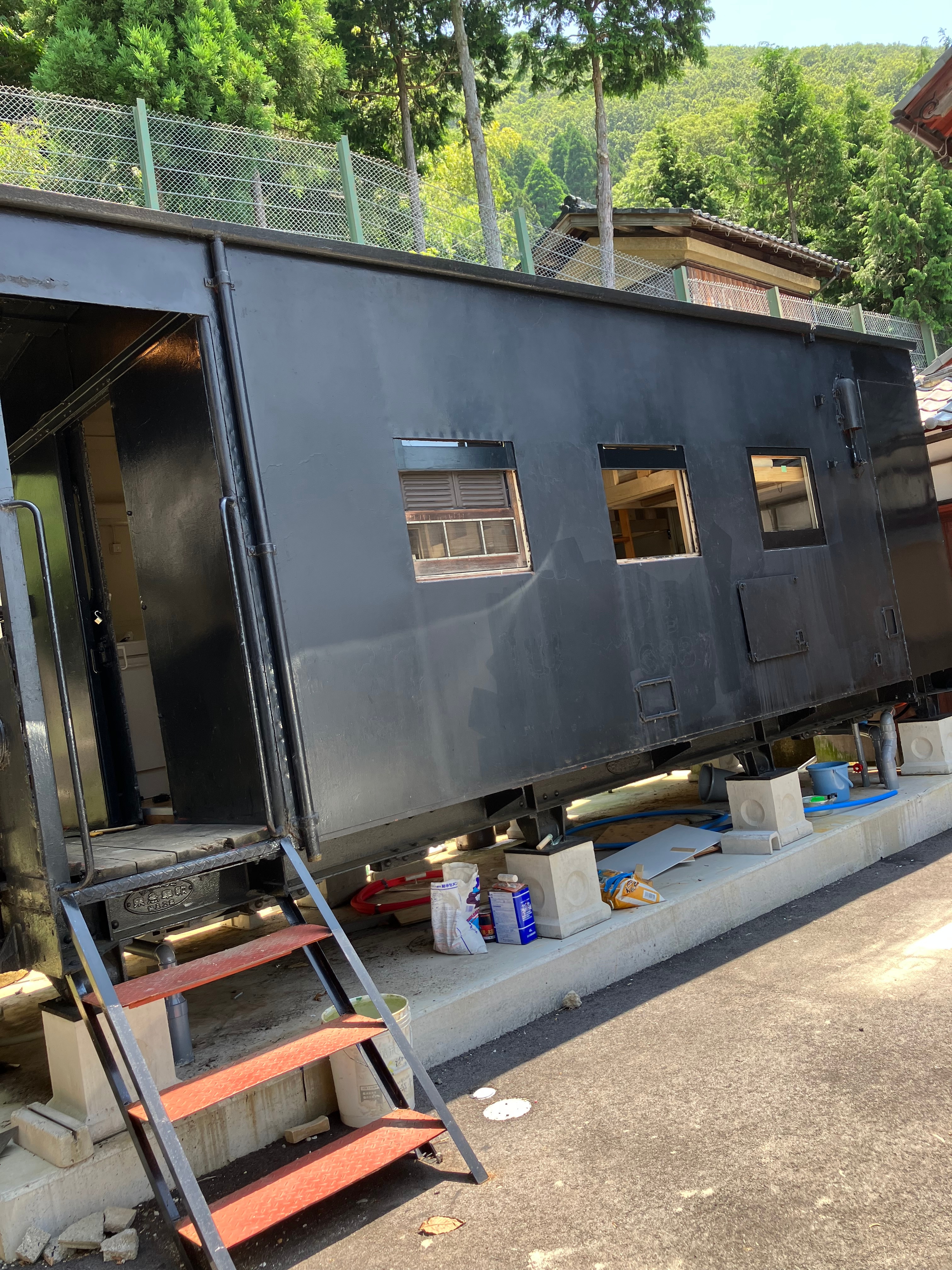 A 1965 JNR conductor's car, the only one in Japan that is privately owned. Accommodation available.
