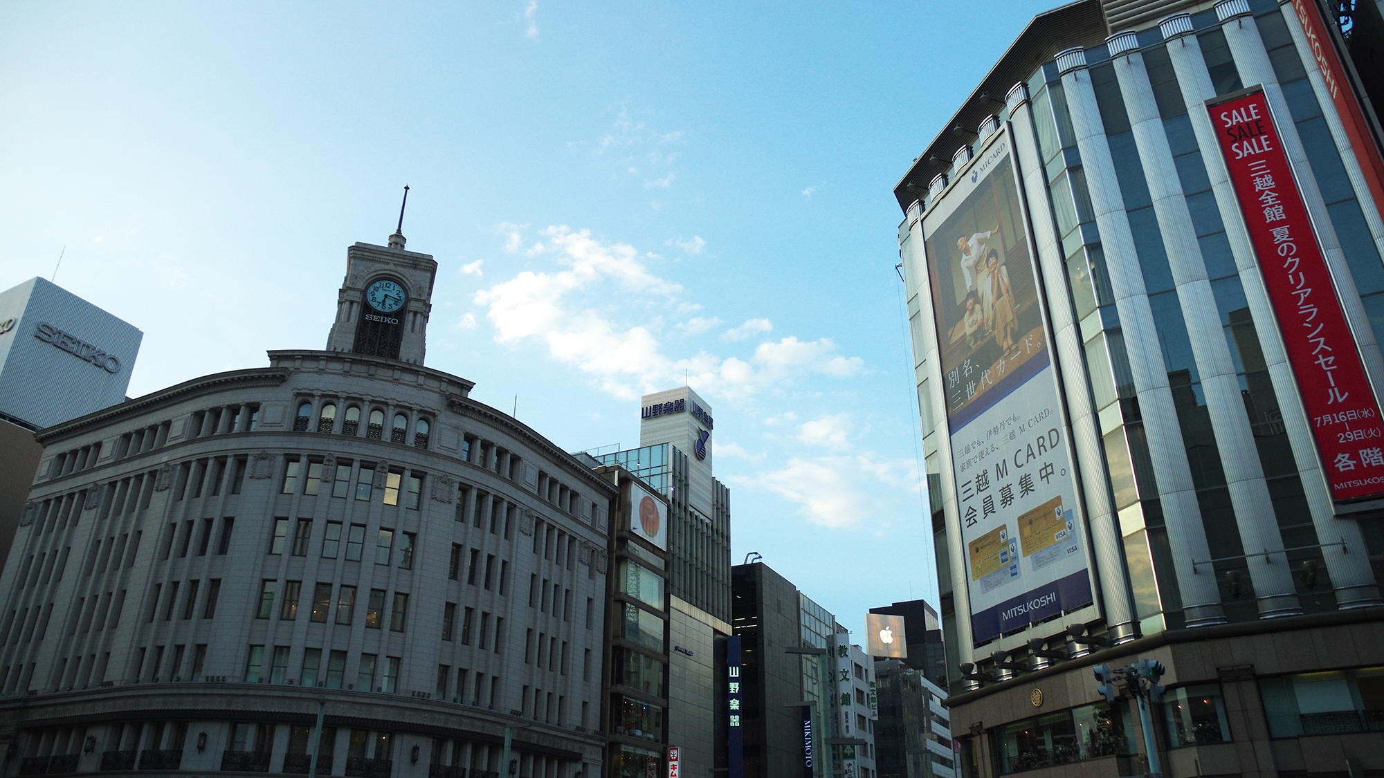 Sightseeing around Ginza (about 12 minutes by public transportation)