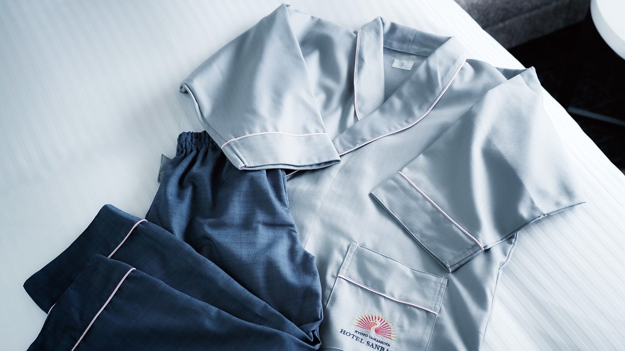 [Pajamas] Pajamas with the hotel logo, M and L sizes are available (S size is also available for rent)