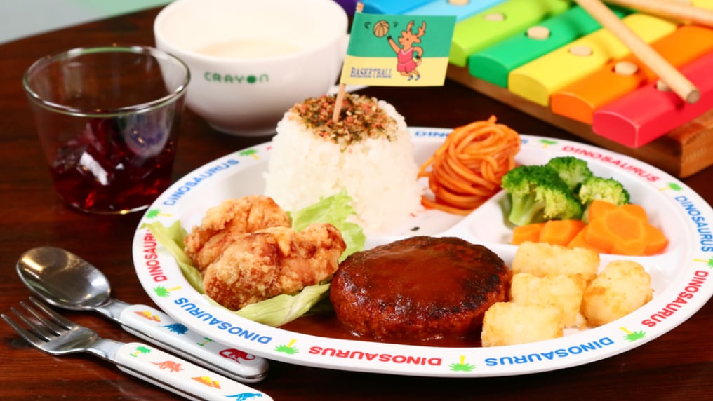一份儿童餐，里面有自制汉堡牛排。