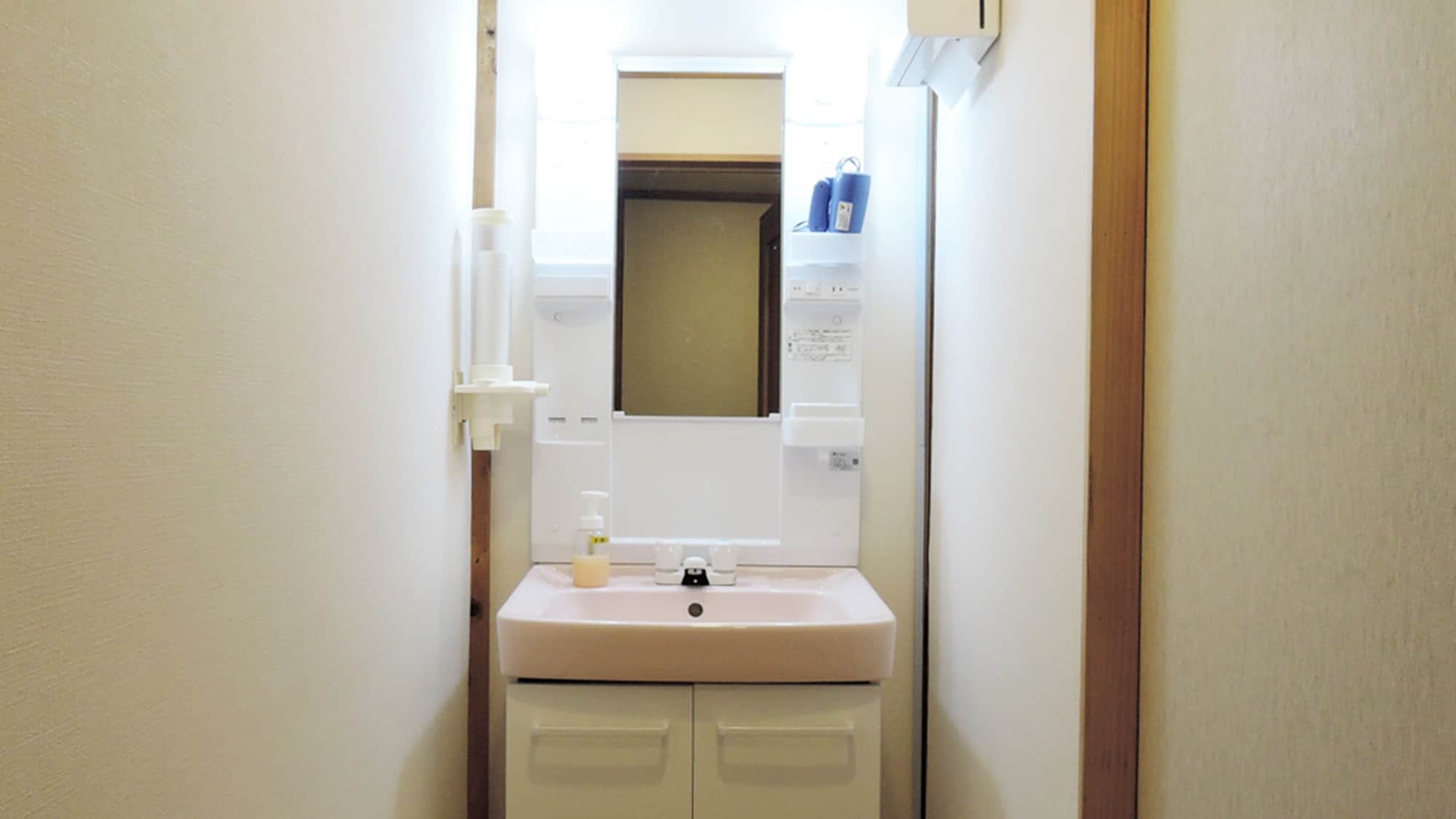 * Example of 6 tatami mats in a Japanese-style room / Washing space in the guest room. You can calm down and get dressed in your room.