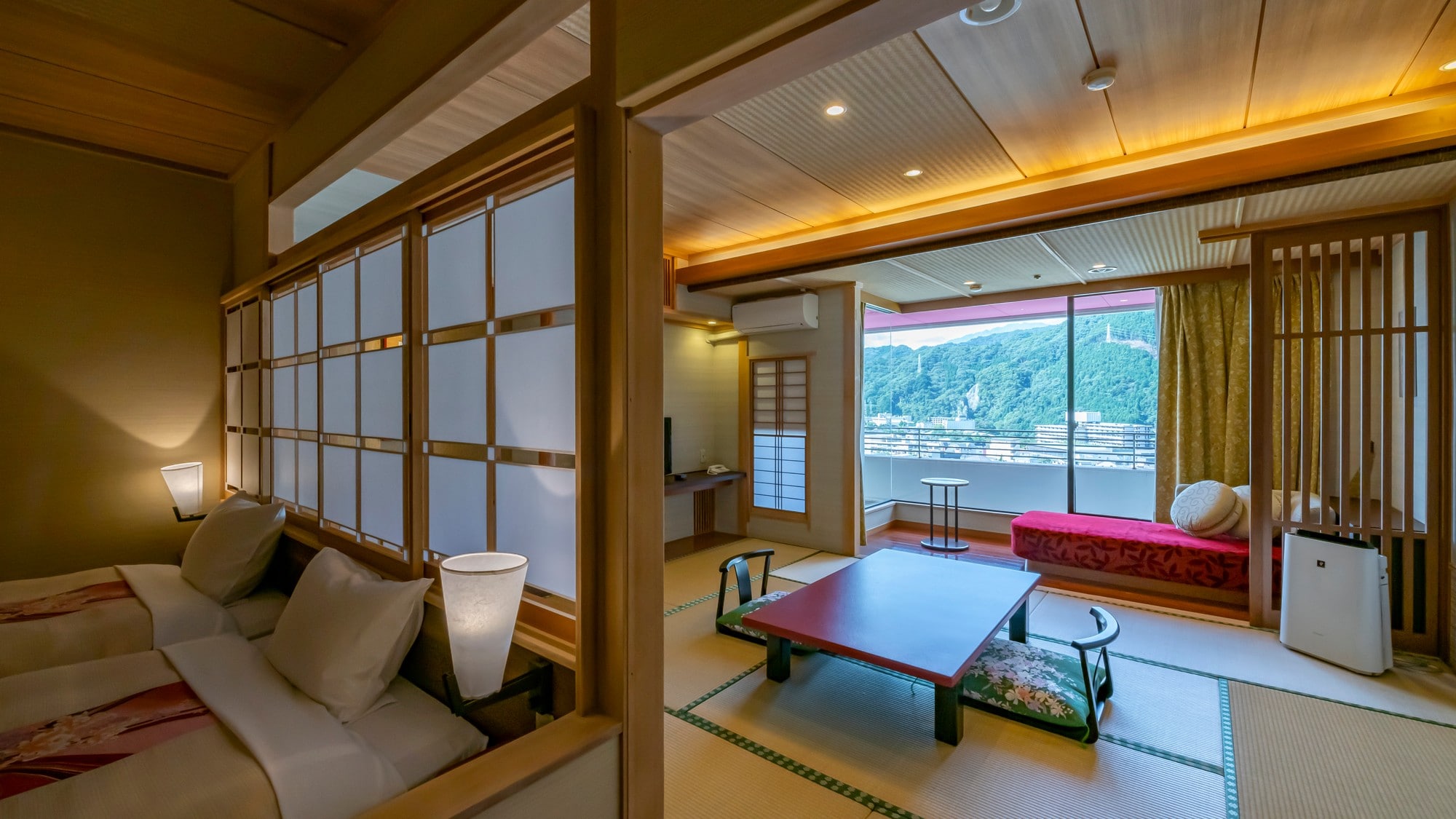[Main building, upper floors, relaxing floor, Japanese-Western style room] There is a 10 tatami Japanese-style room behind the twin bedroom.