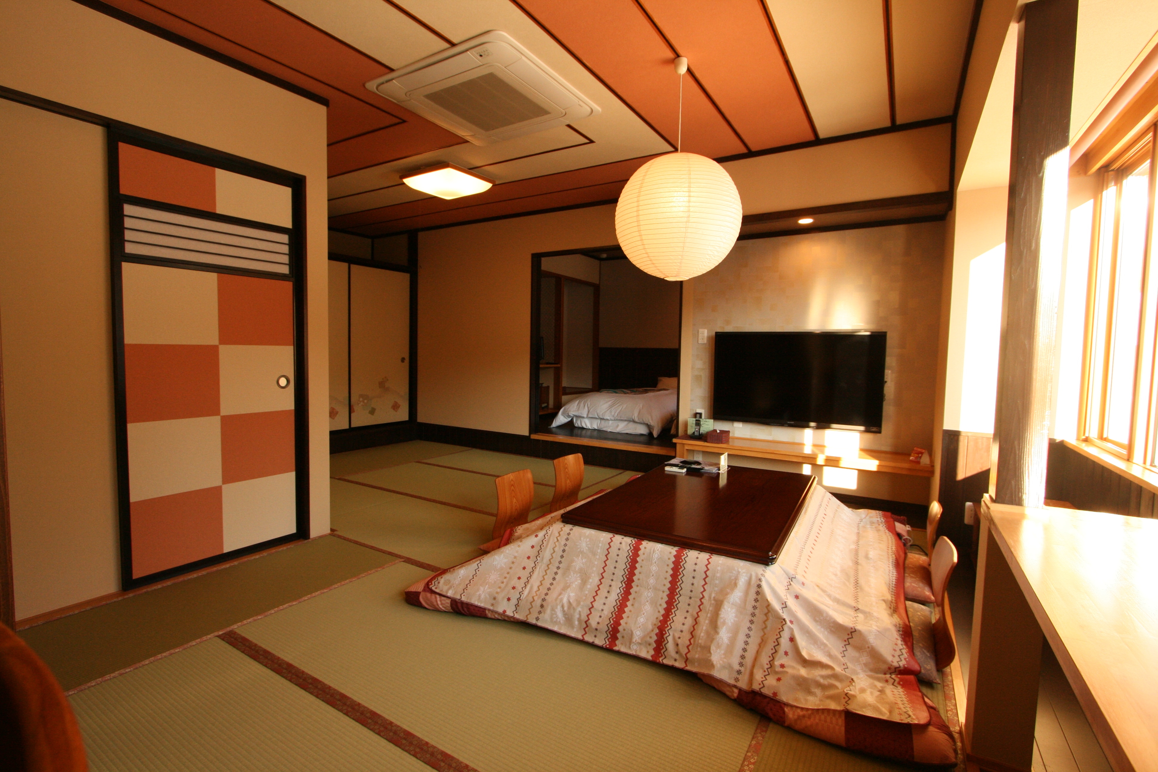 Newly established in January, R4! Twin low bed + 14 tatami mats Kotatsu, modern Japanese-style room [Special room 2nd floor only] 2 toilets and 2 washbasins