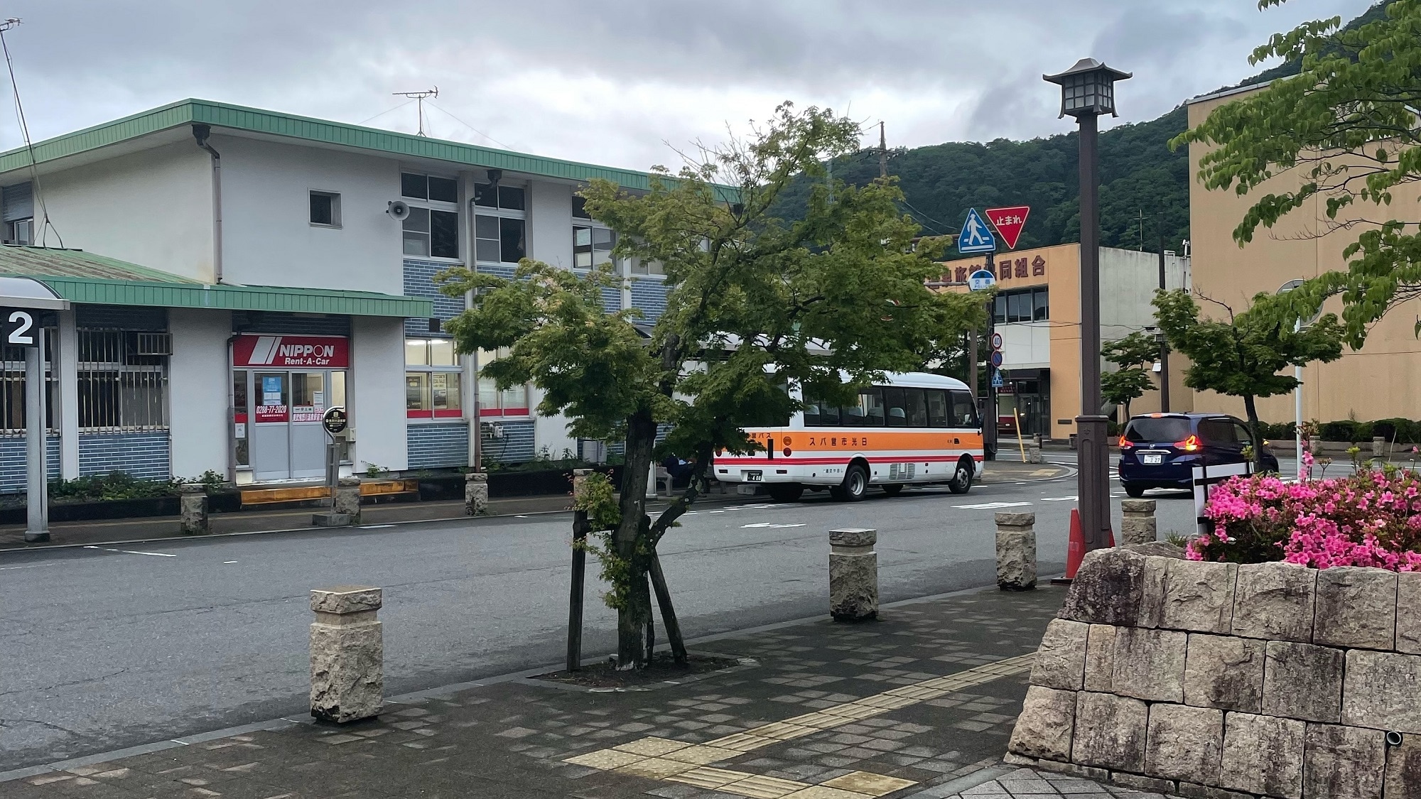 【Panduan lokasi naik bus antar-jemput Stasiun Kinugawa Onsen】③ Menuju ke arah area pintu masuk/keluar plaza sisi meja putar…