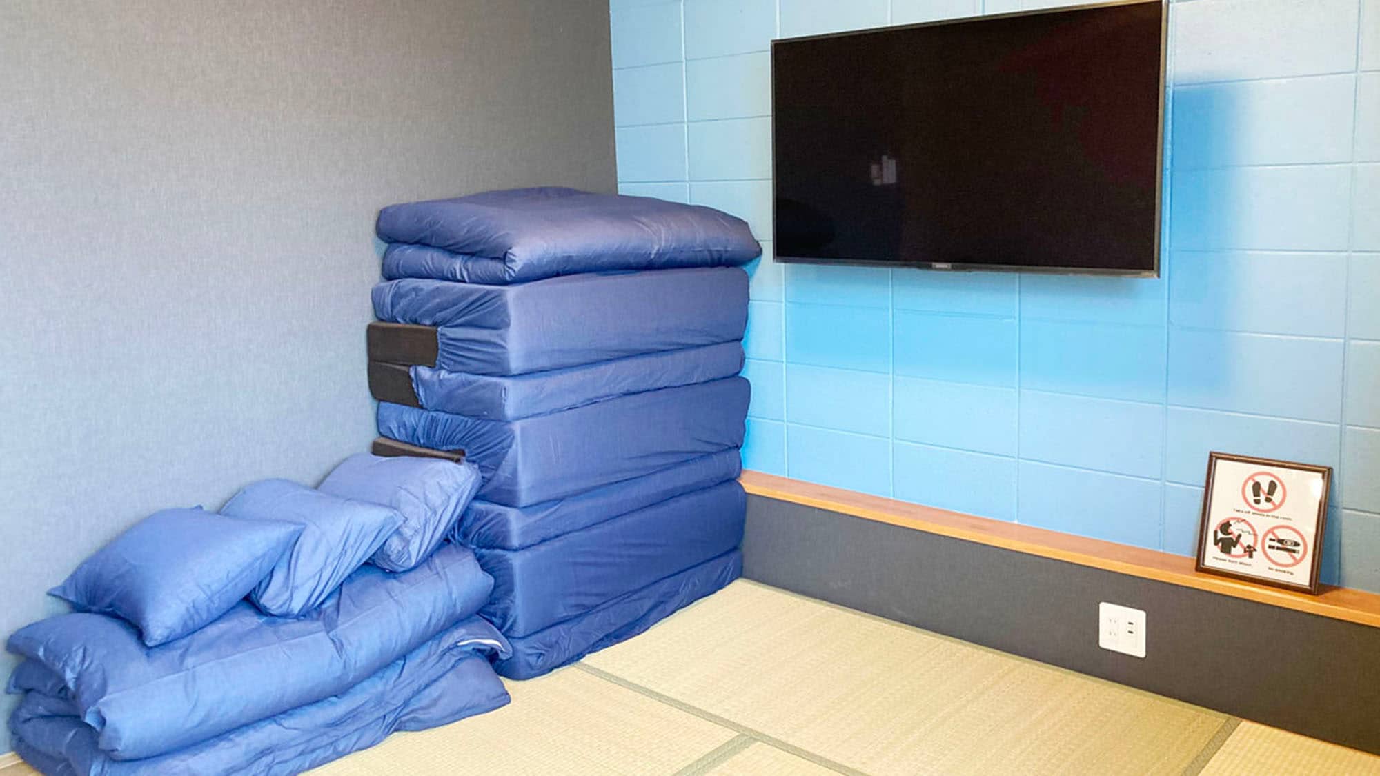 ・ Three sets of futons are available.