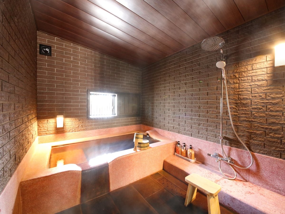 Hanashinobu (private indoor bath, bed, capacity 3 people)