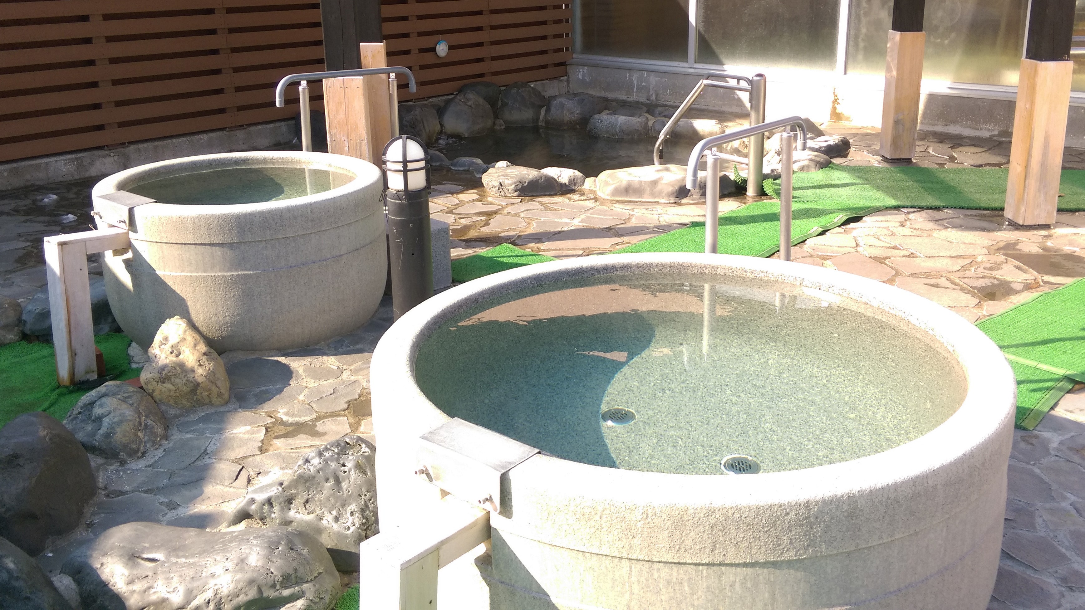 [Hot springs and open-air baths] These baths are expected to help relieve fatigue and improve blood circulation. They can refresh your tired body.