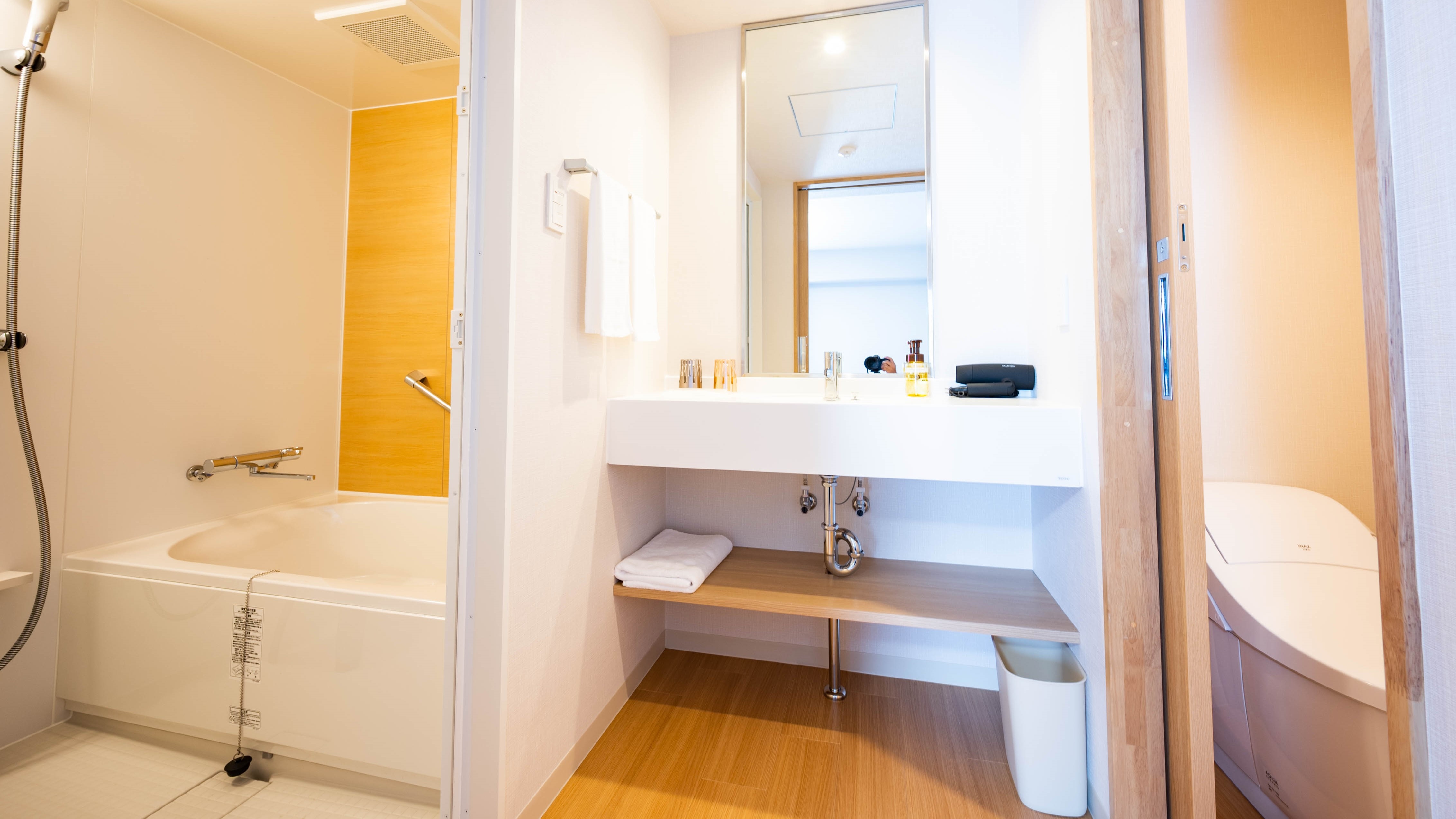The deluxe twin bathroom is a separate type.