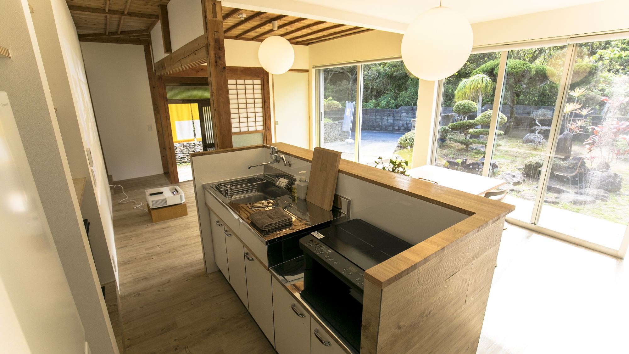 ที่ Coral Stone Wall และ Garden Tree Inn คุณสามารถเพลิดเพลินกับมื้ออาหารพร้อมชมสวนที่ได้รับการดูแลอย่างดี