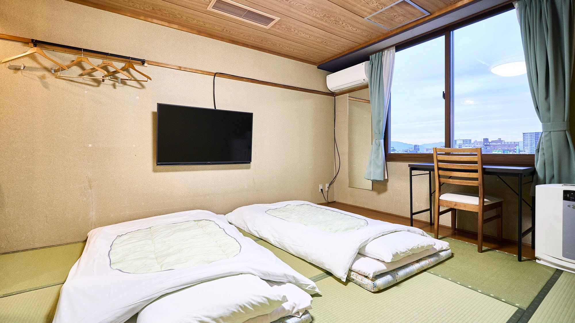 ・[日式房B] 舒适的日式房，配有榻榻米。最多可容纳 5 人