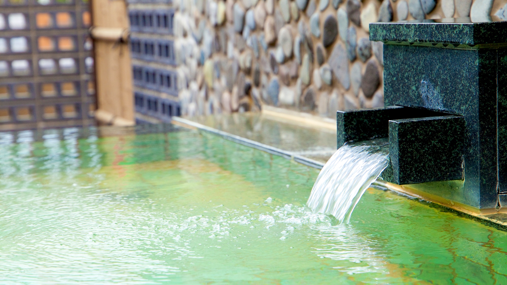 位於酒店頂層的露天浴池。奈良的氣氛和溫水會慢慢地從核心治愈你的身體。