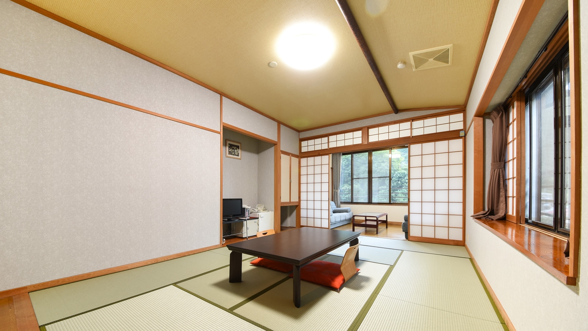 *[East Wing 10 tatami mats ~ Japanese-style room or Japanese-Western style room with washroom and toilet] Up to 5 people! Spacious design.
