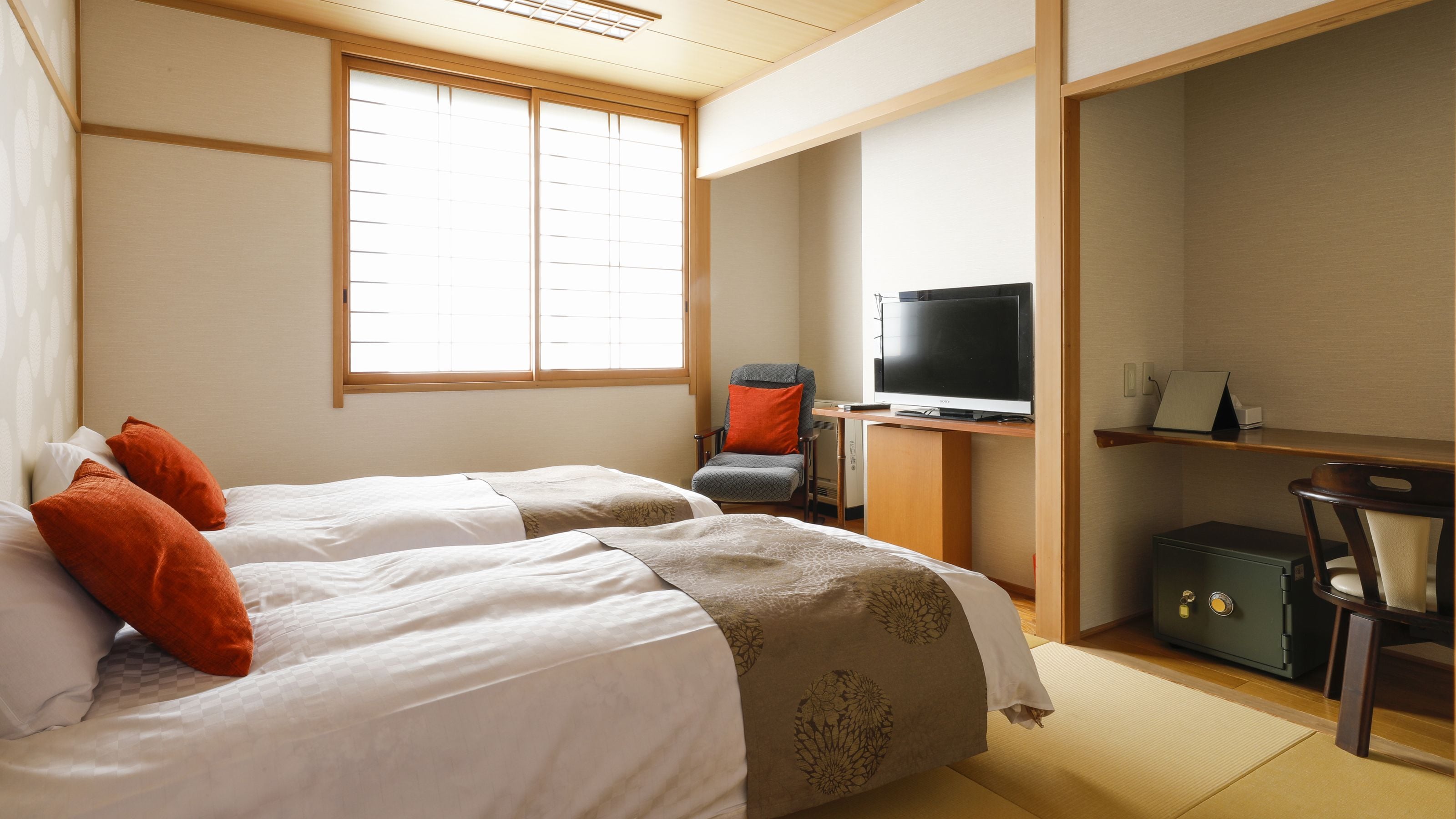 * ตัวอย่างเตียงแฝดญี่ปุ่น: มีเตียงคู่ซิมมอนส์ให้บริการ สำหรับการเดินทางคนเดียวหรือเพื่อธุรกิจ