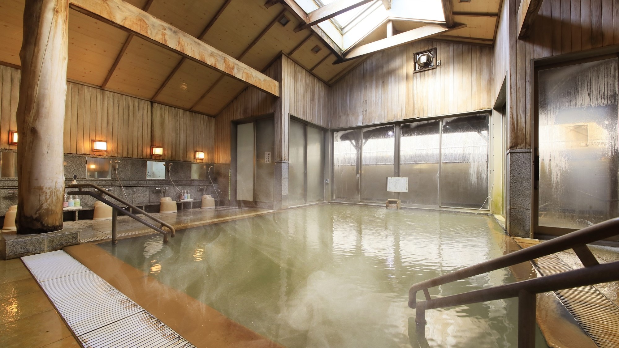 [Large communal bath] A large communal bath with a cypress fragrant, free-flowing from the source (example)