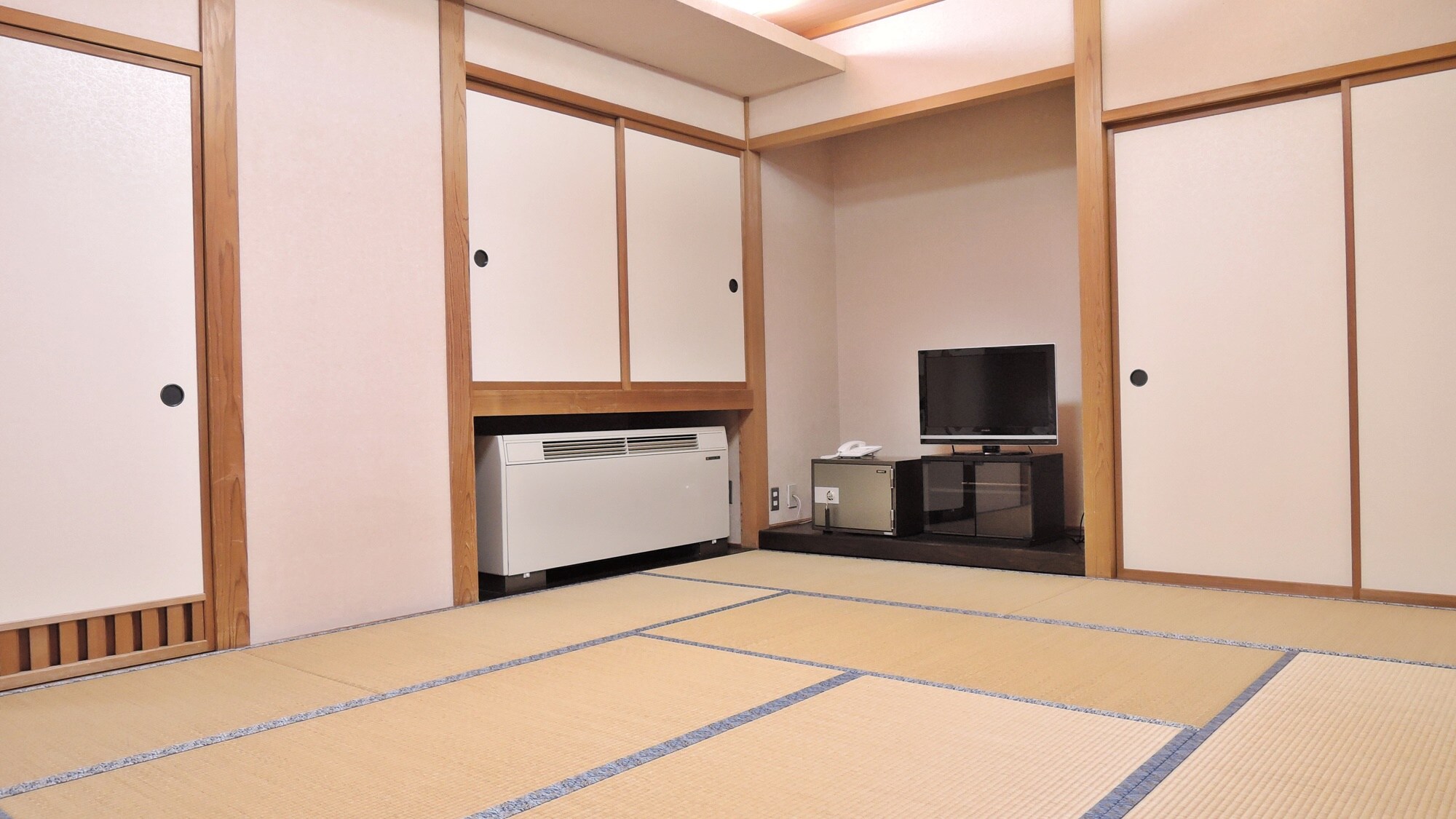 * [Room] This is an example of a Japanese-style room with 10 tatami mats. A Japanese-style room with a bath and toilet on the 1st floor.