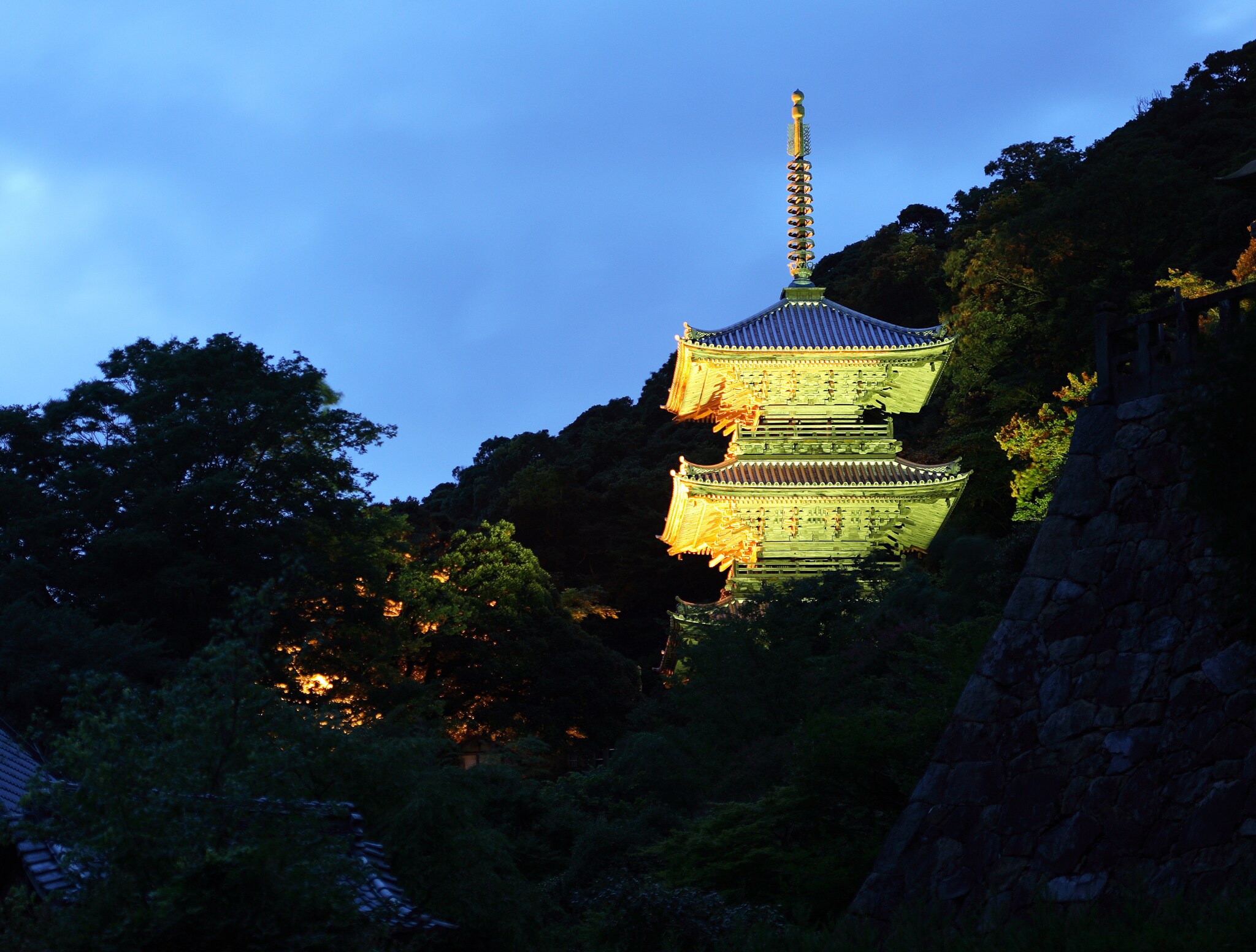 Triple-storey pagoda night illumination