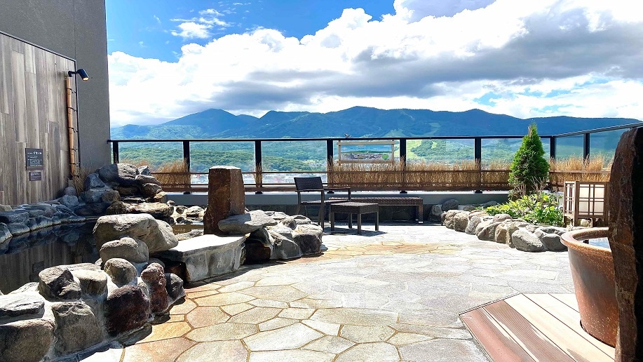 ■ Men's large communal bath: An open-air bath with a feeling of openness