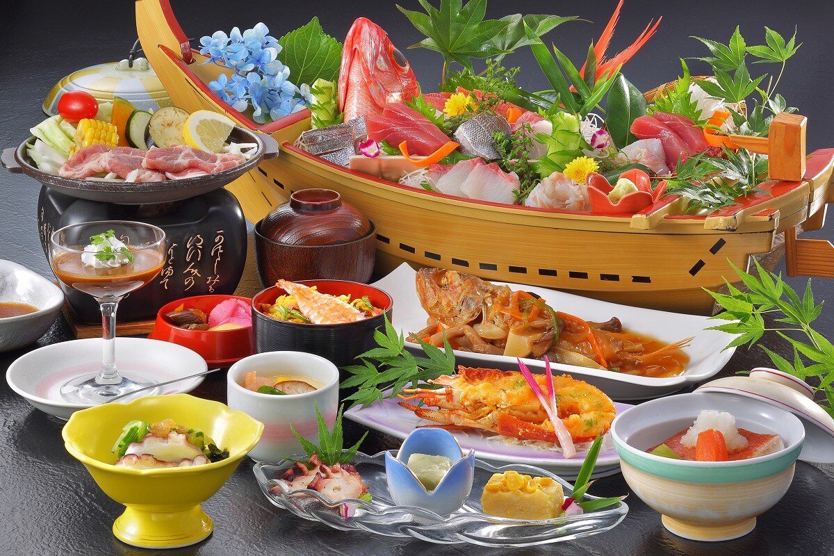 The standard plan dinner includes a boat-shaped platter!