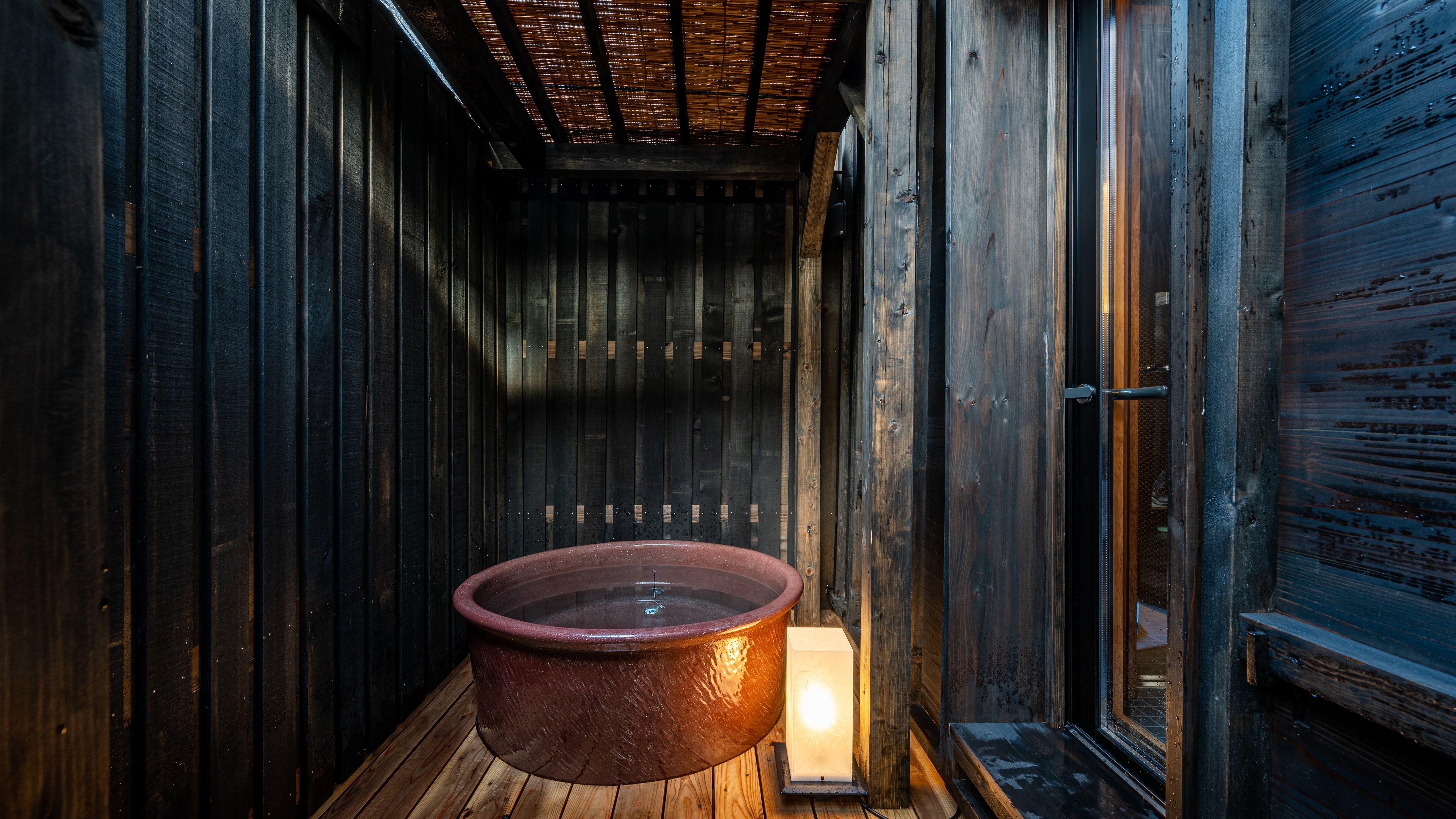 [Toshiyoshiya] One hundred seven / touching black lacquer, with a detached storehouse / semi-open-air bath