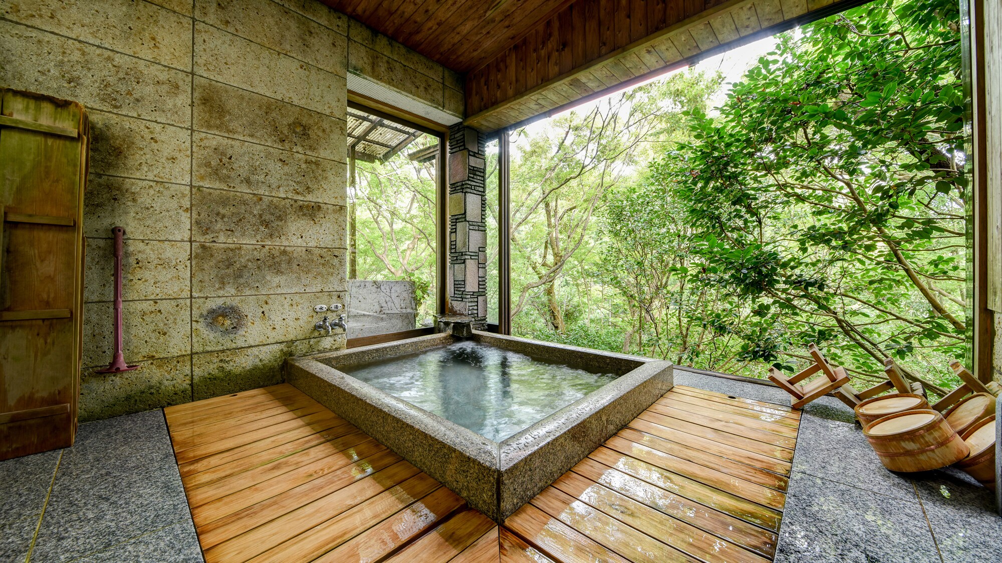 *[Bathroom/women's bath] Located in a separate building. When you open the window, you will feel as open as an open-air bath.