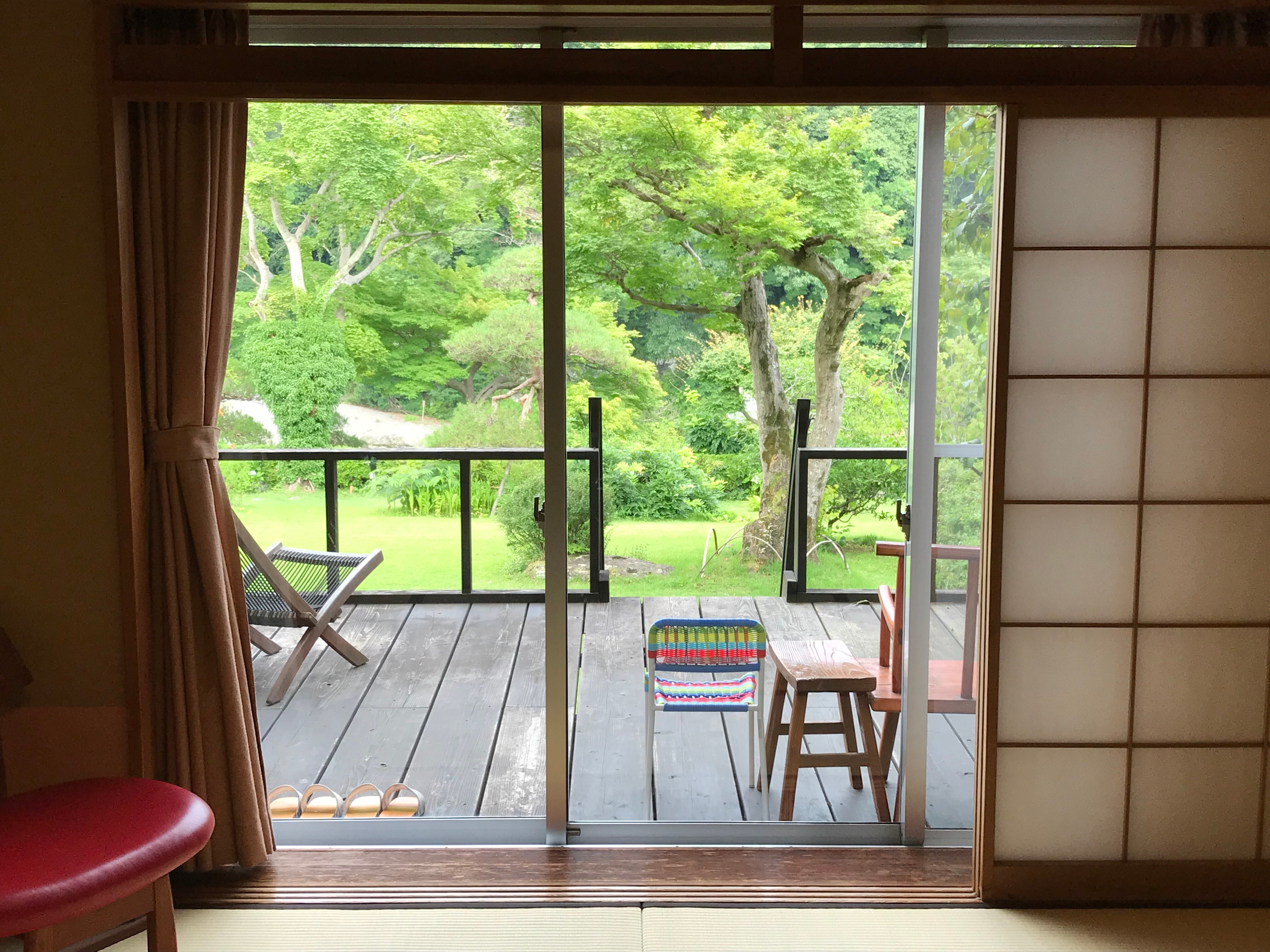 1樓102房,有木製露台和通往花園的樓梯