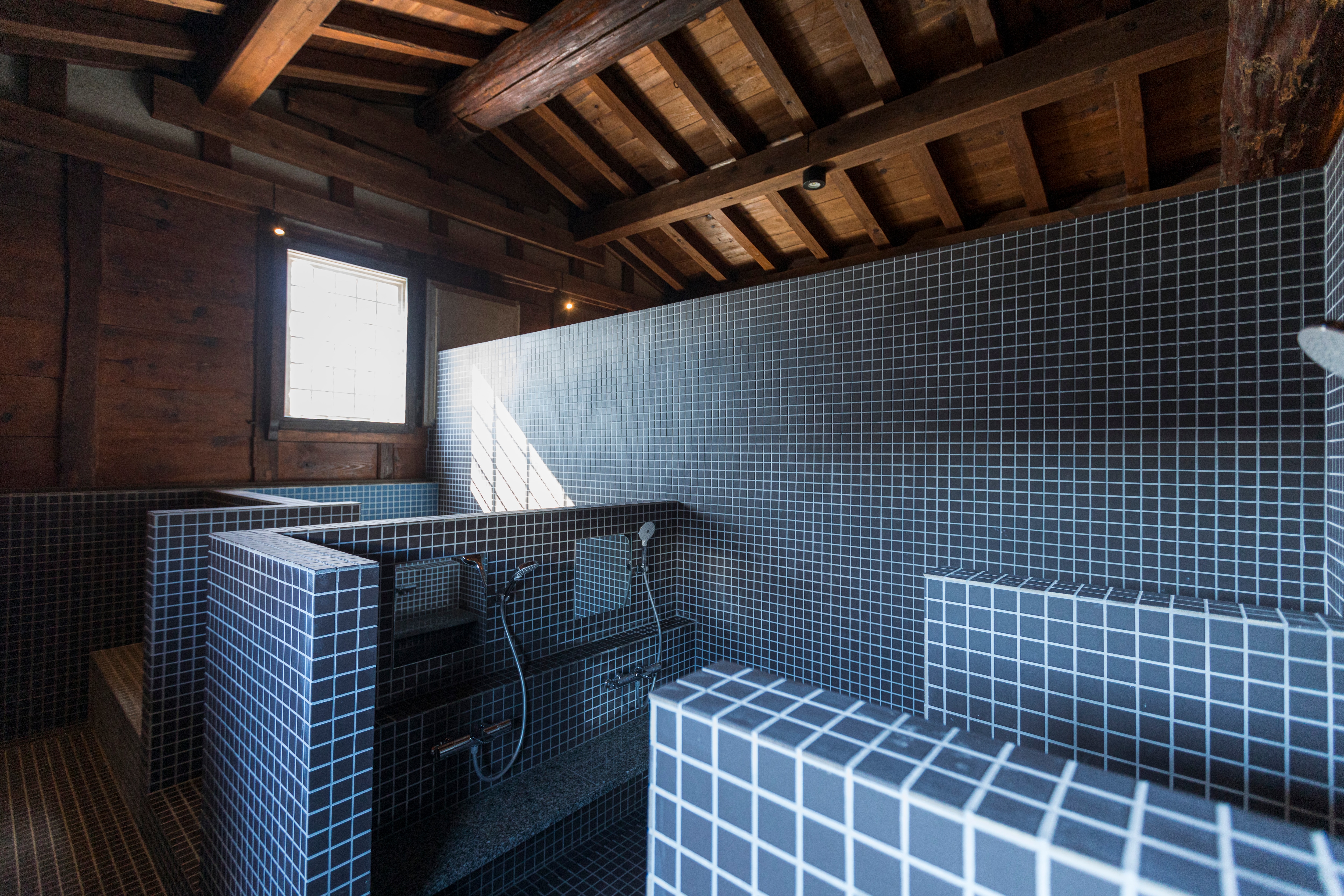 Sauna｜Sauna, yang memanfaatkan gudang sebagaimana adanya, memiliki dua jenis: publik dan pribadi (diperlukan reservasi)