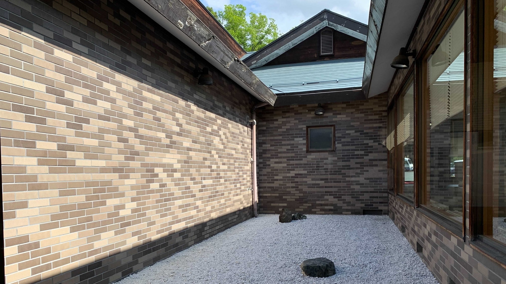 [Courtyard] The courtyard is paved with Abukuma stone.