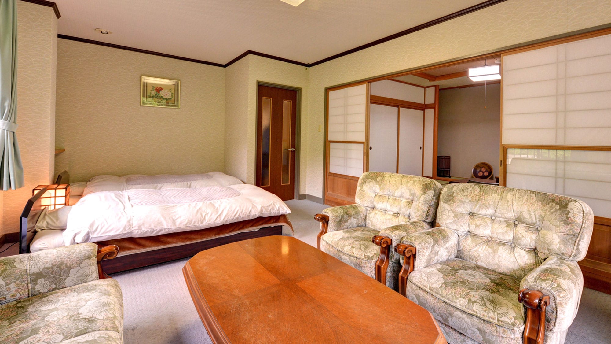 * [Example of guest room] Japanese and Western room. A room where you can enjoy the goodness of both Japanese and Western styles. Please spend a good time in the tatami room.