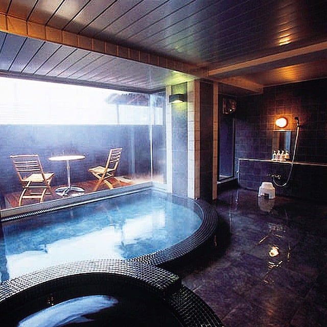 Natural hot spring facility
