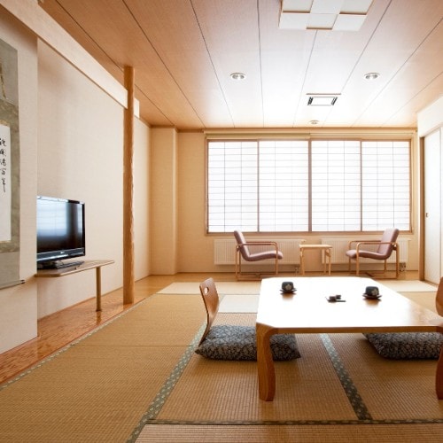 [12 tatami Japanese-style room] Spacious enough for a large family. After enjoying the famous hot springs in the large bath, we recommend taking a nap. Maximum capacity: 6 people
