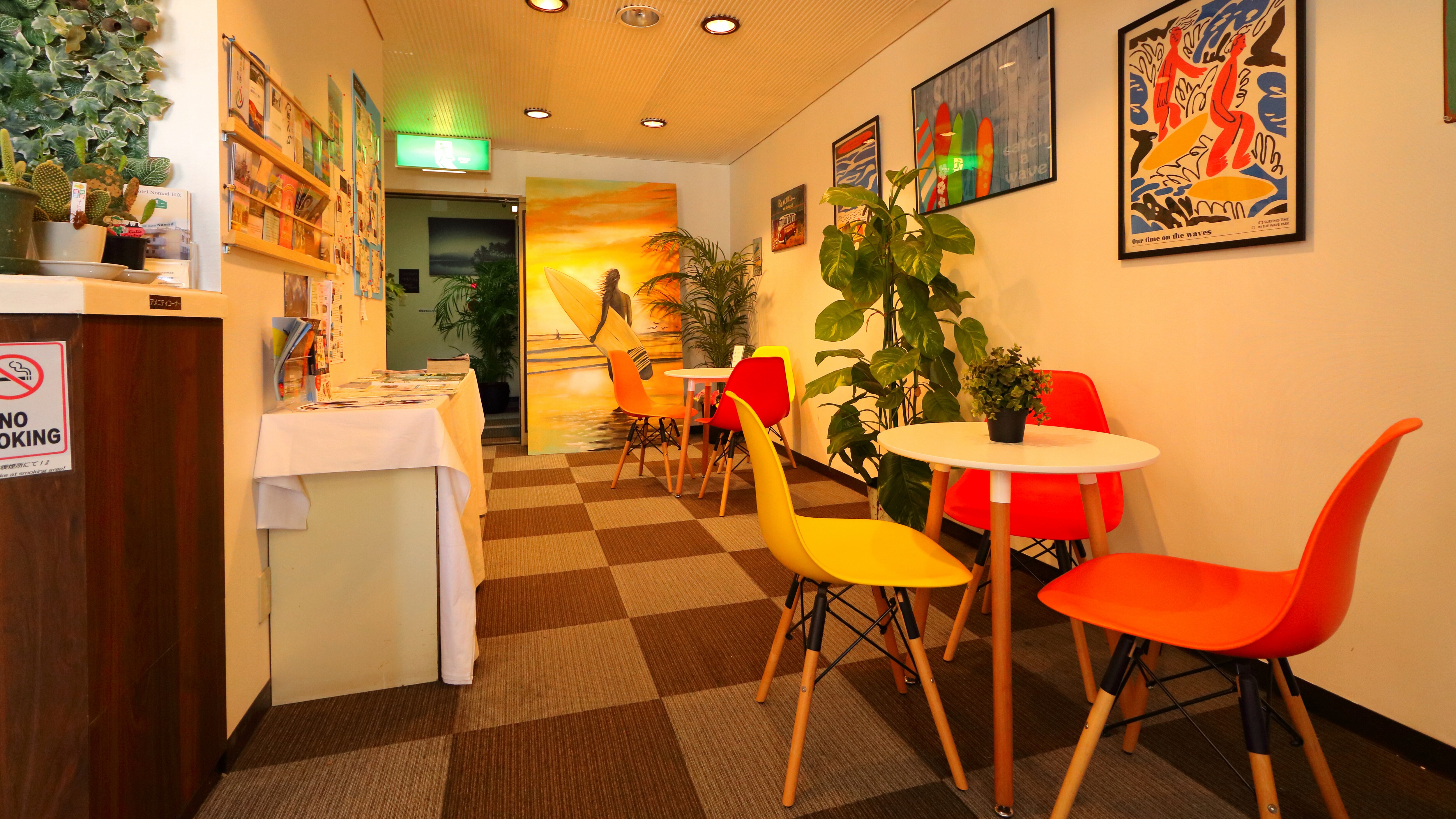 [Facilities] 1st floor entrance/Coffee and soft drinks are sold here.