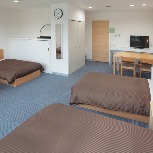 Room for 4 people renewed in February 2016. Up to 6 people (4 beds, 2 extra beds) can be accommodated.