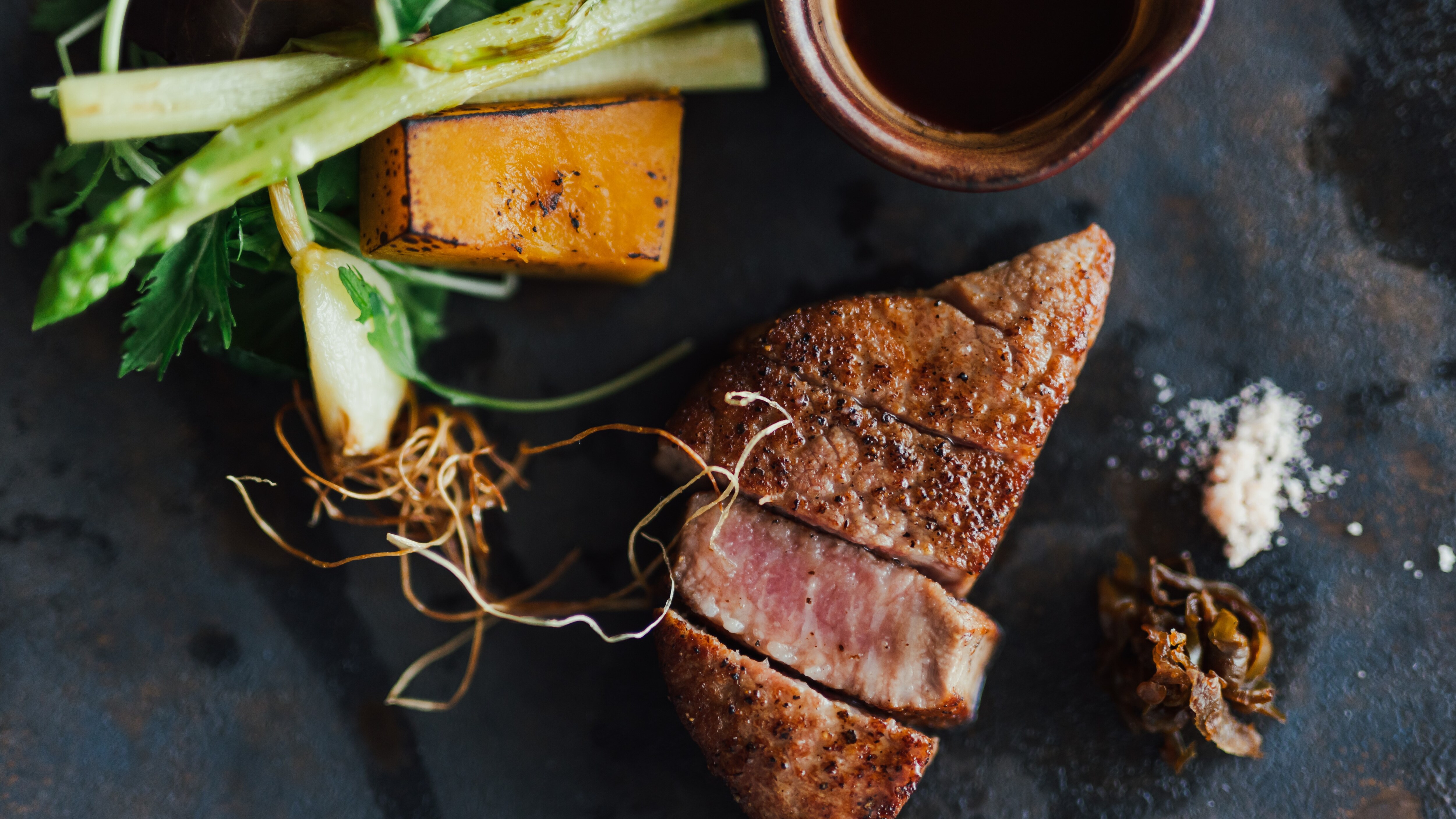 [Dinner] The steak simply seasoned with salt is delicious