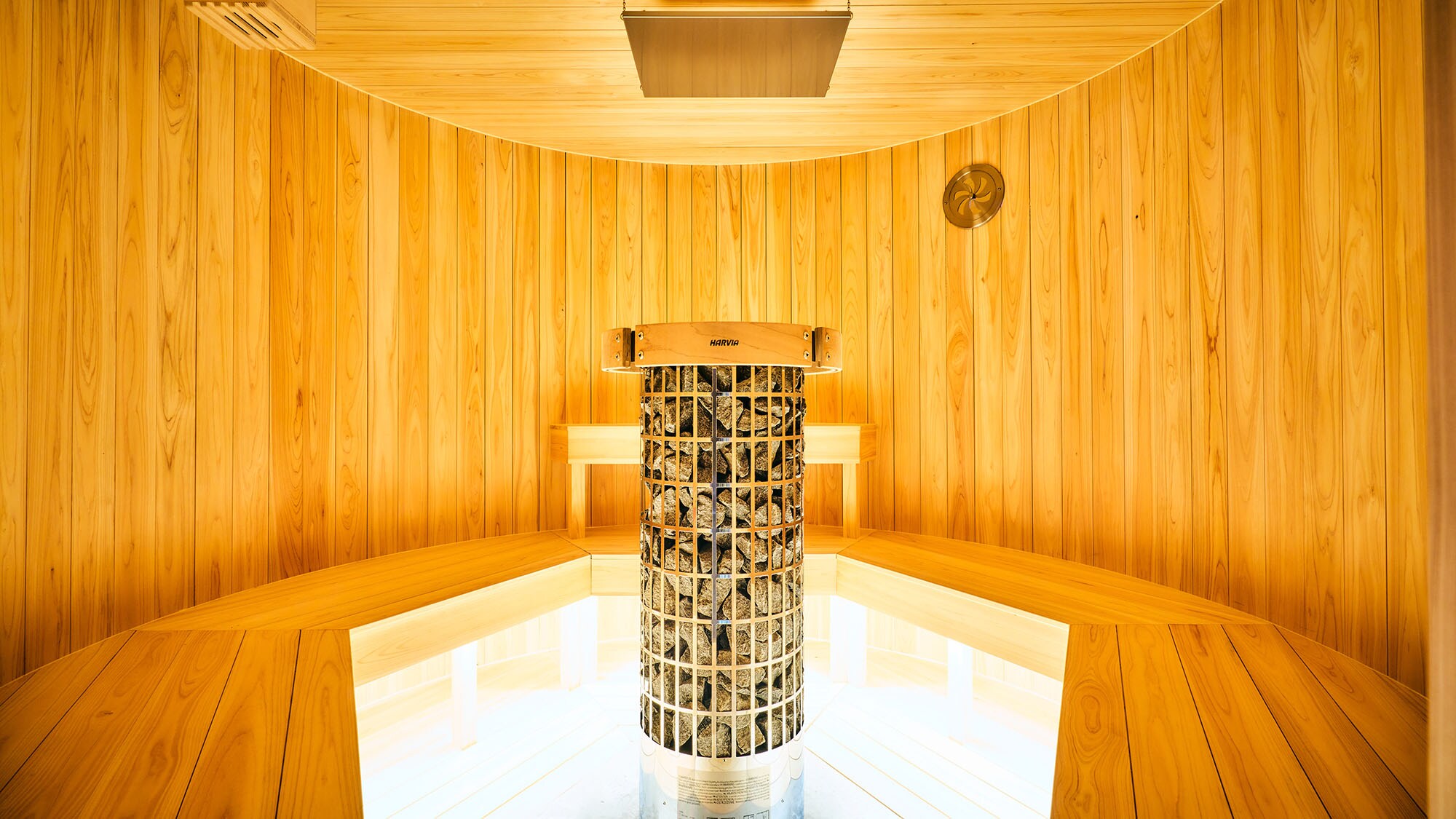 ・[Sauna bersama] Sauna bersama untuk pria adalah sauna tong sake yang terbuat dari cemara dari Kota Shiso, tempat kelahiran sake.