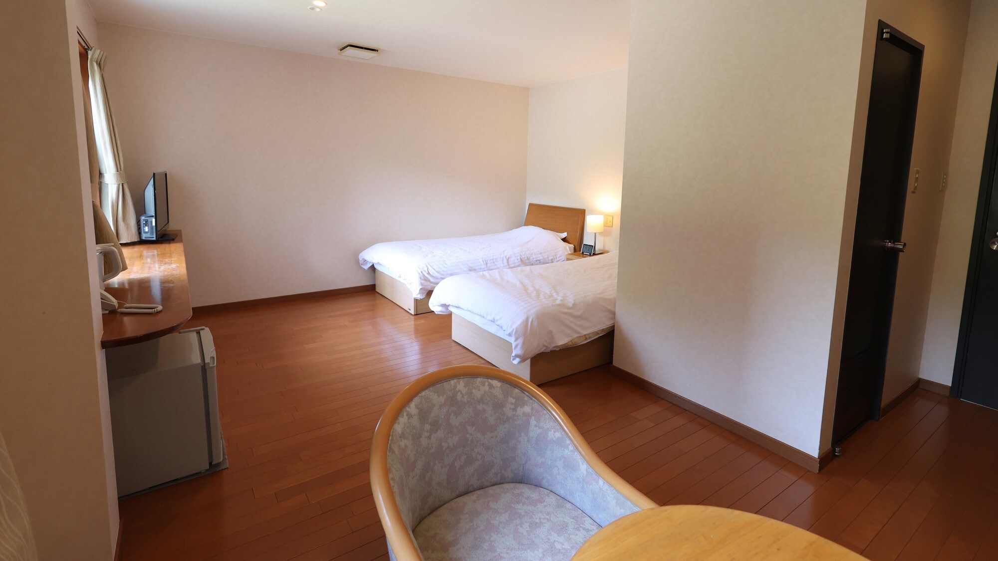 Kamar twin bergaya Barat, pinggir jalan, 25,2 meter persegi <bebas rokok>