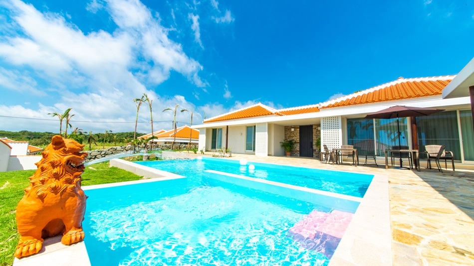 SUN SUITE สระว่ายน้ำและภายนอก