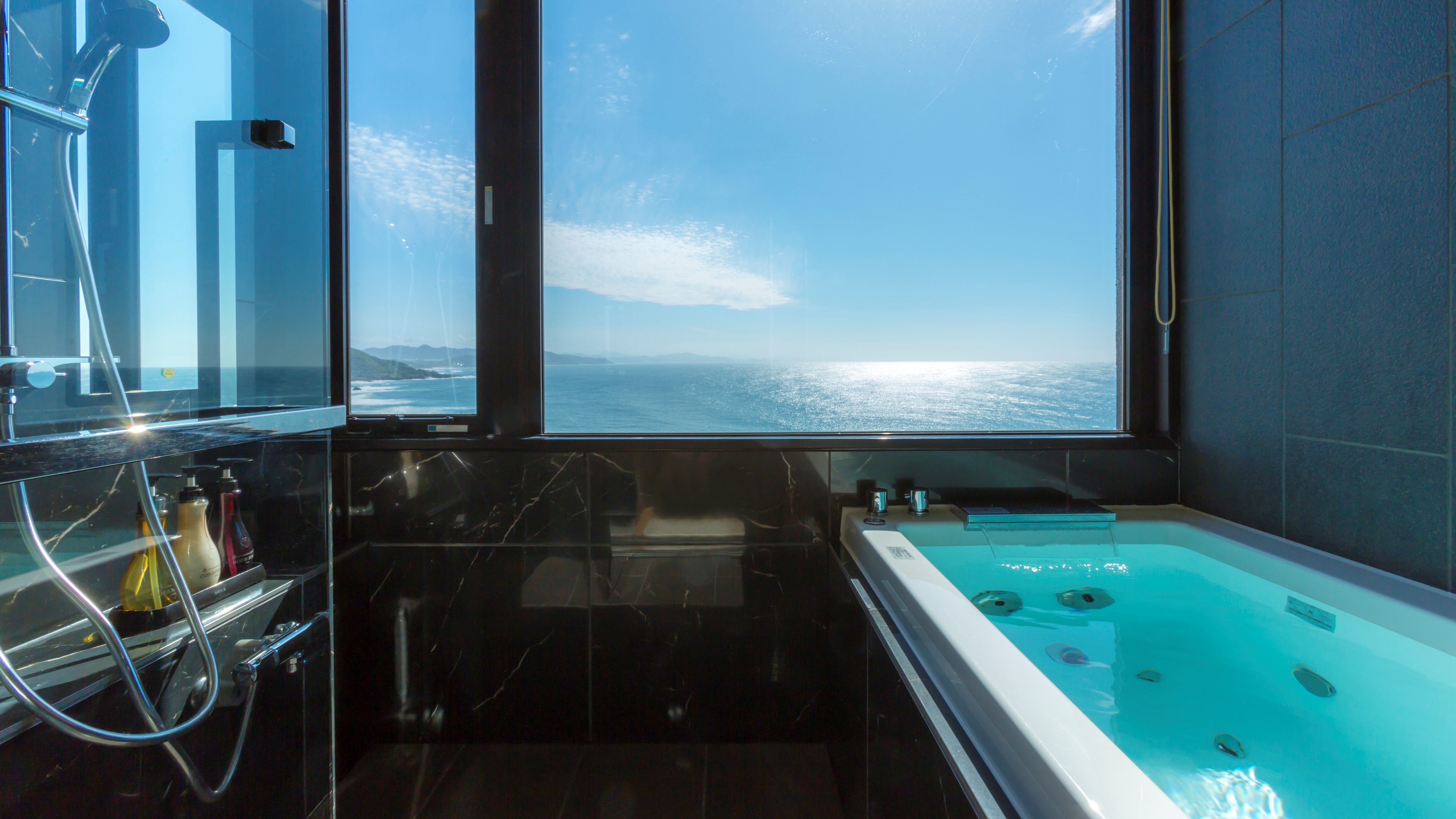[Top floor special room "Tenkai"] You can overlook the beautiful sea from the guest room observation bath with ocean view.