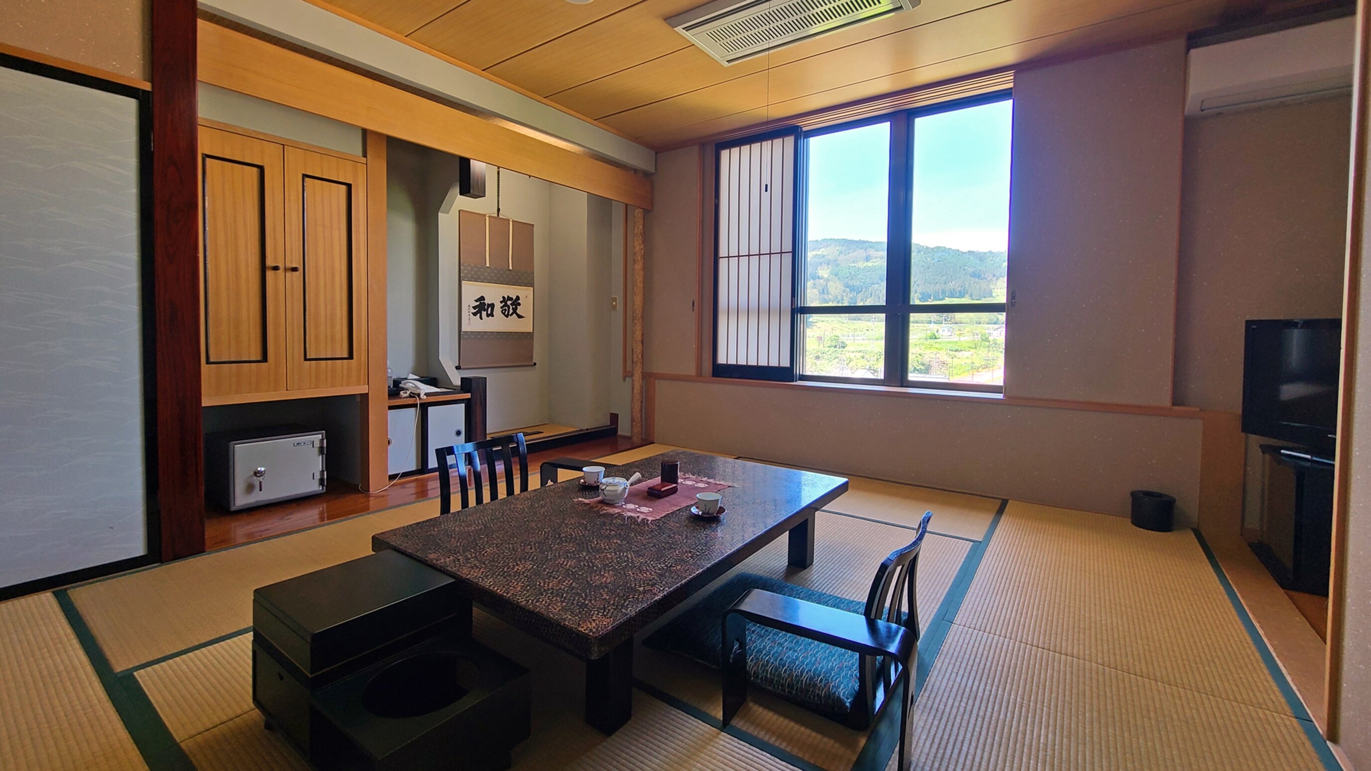 Limited to one group per day, our special room "Hanamizuki" is perfect for a relaxing stay.