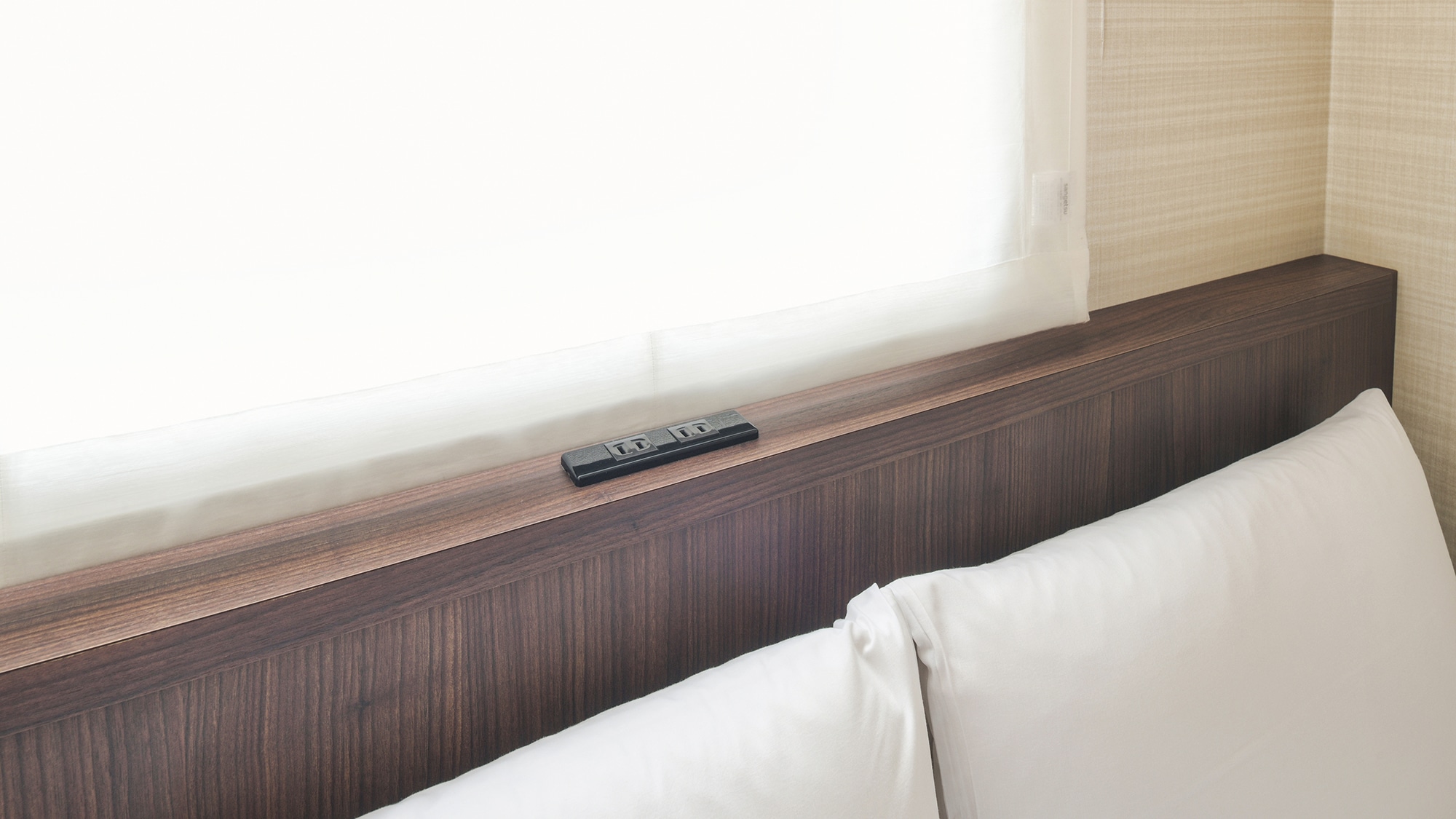[Superior double] Equipped with outlets at the bedside