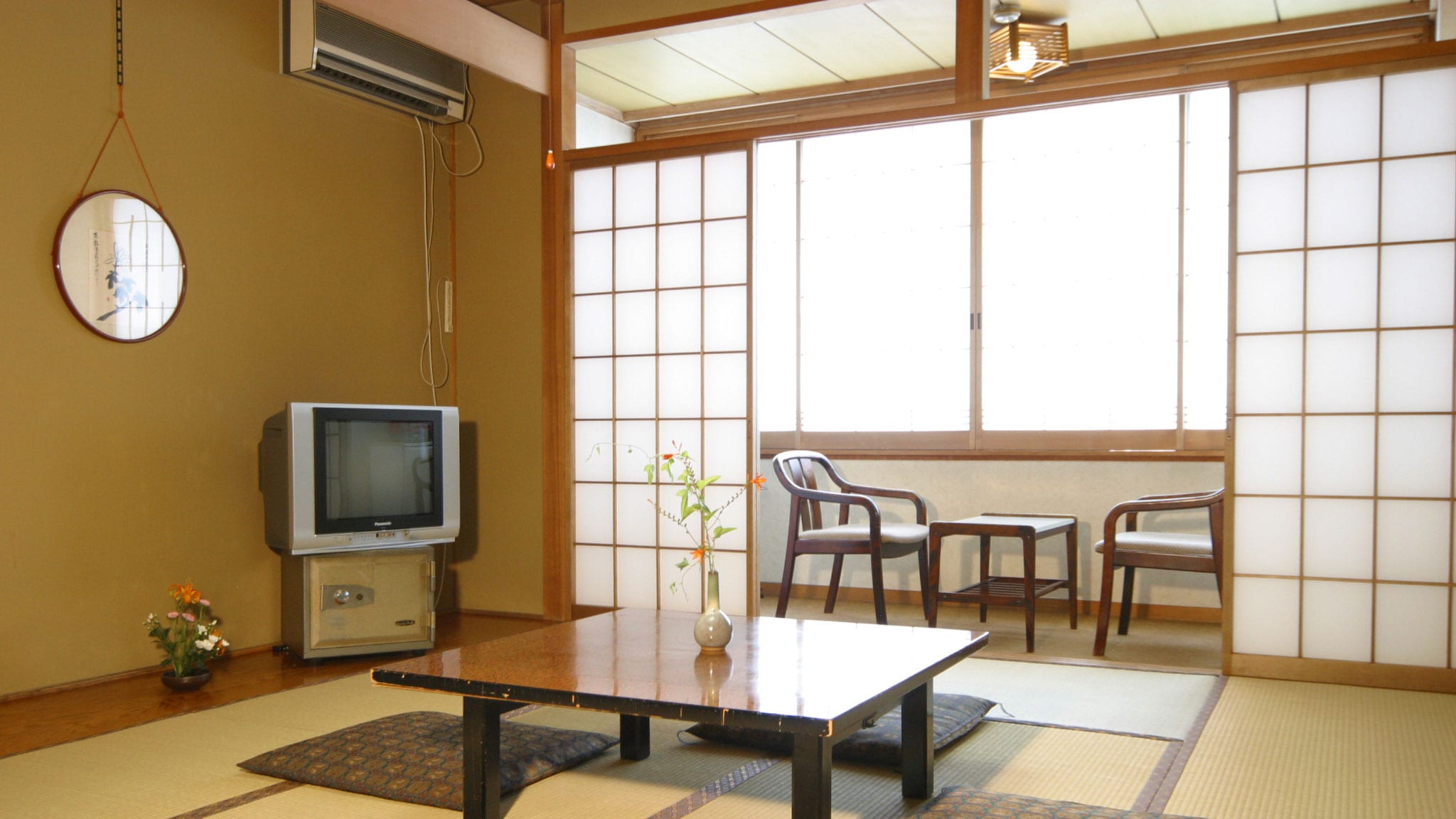 *We have Japanese-style rooms where you can stretch your legs and relax. You can hear the birds chirping outside the window.