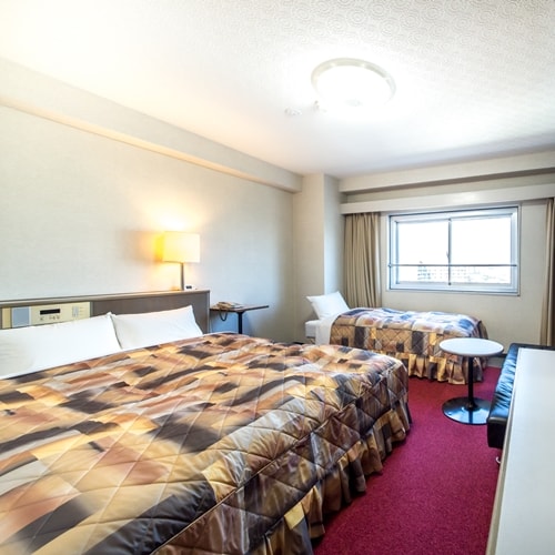 [Double Room] Queen-size double bed. Enjoy a relaxing time with your partner.