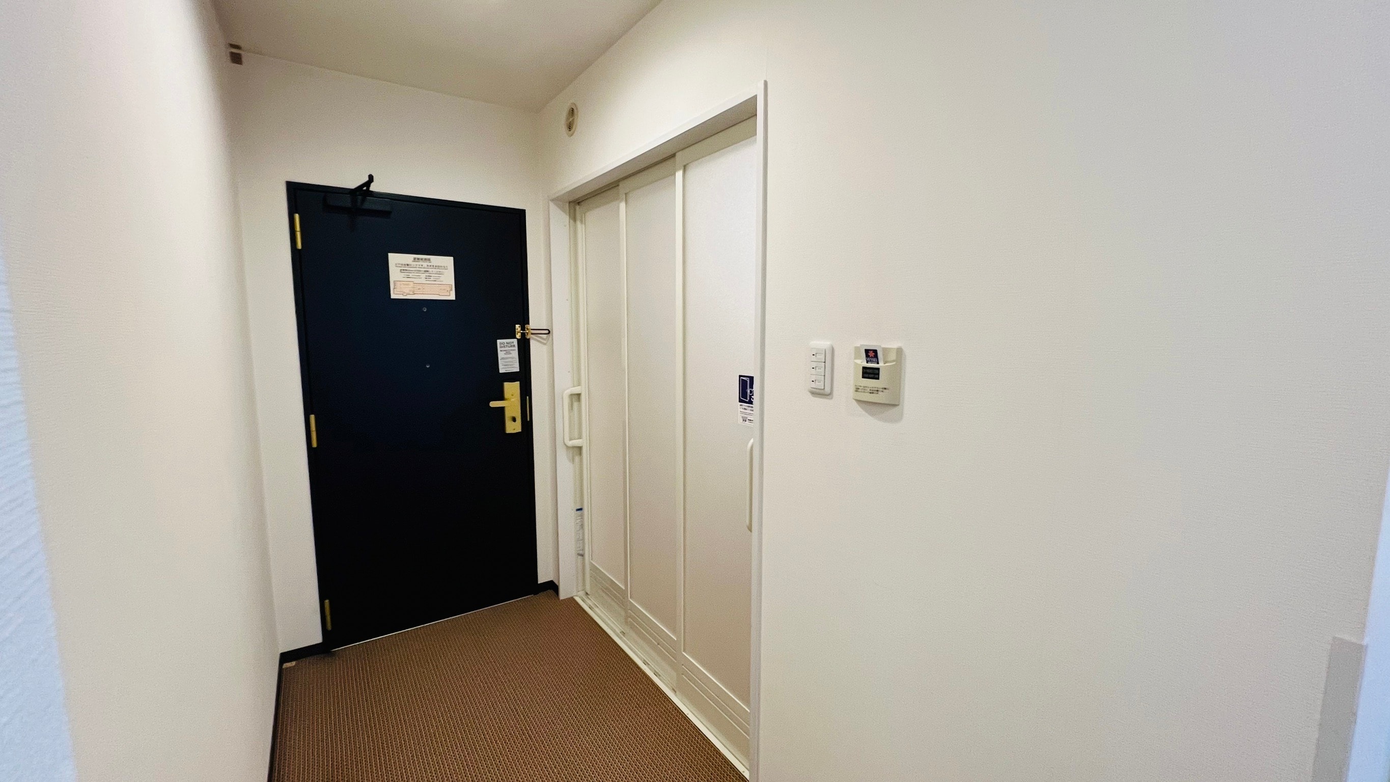 Barrier-free room: Guest room entrance