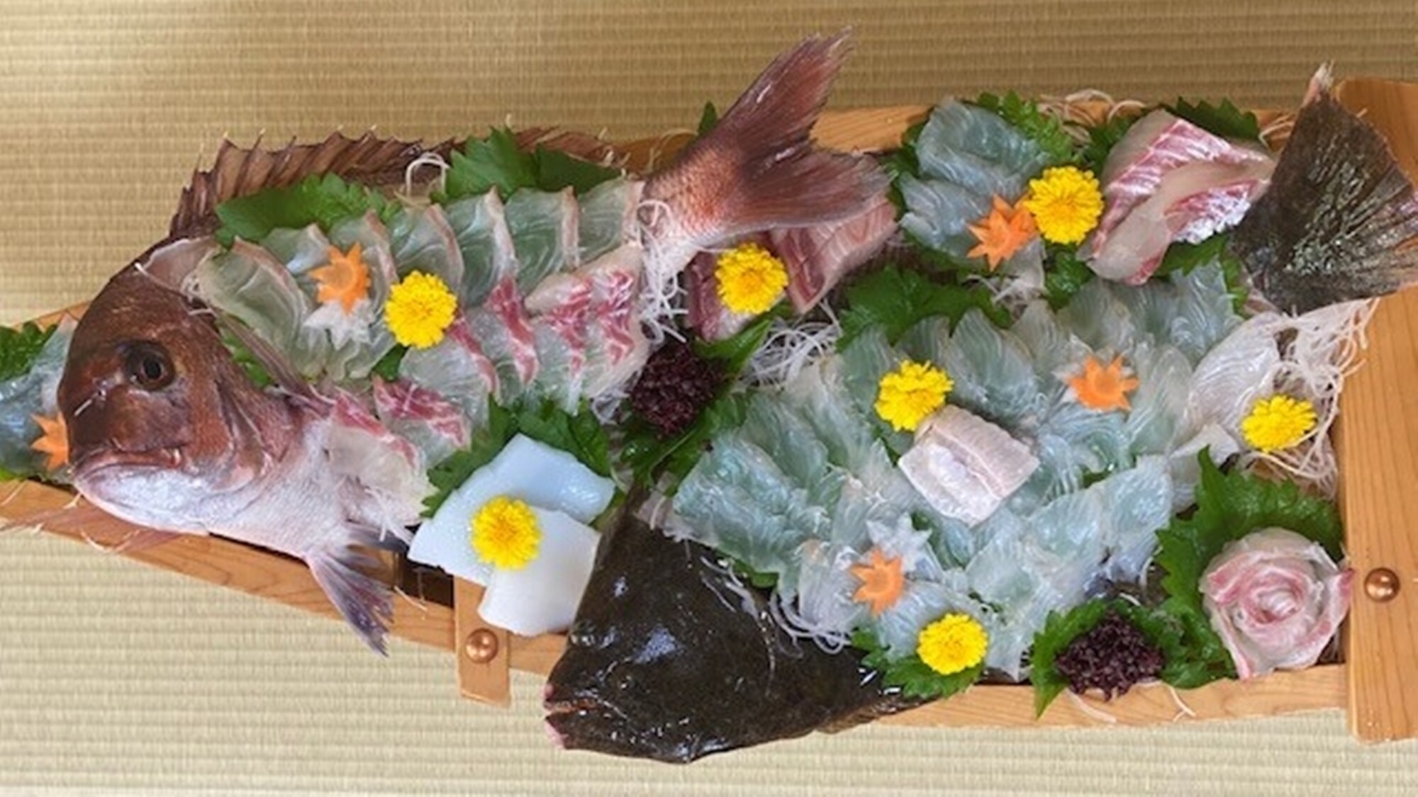 * [Supper example] Sashimi with outstanding freshness. Serve in a luxurious manner