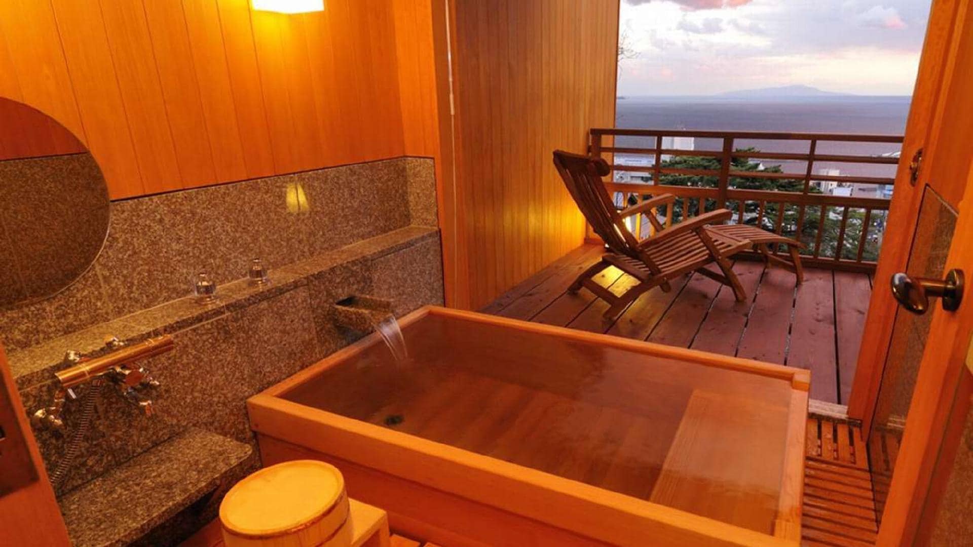 [Contoh kamar DX Jepang dan Barat] Silakan nikmati kamar mandi dengan pemandangan yang bagus.